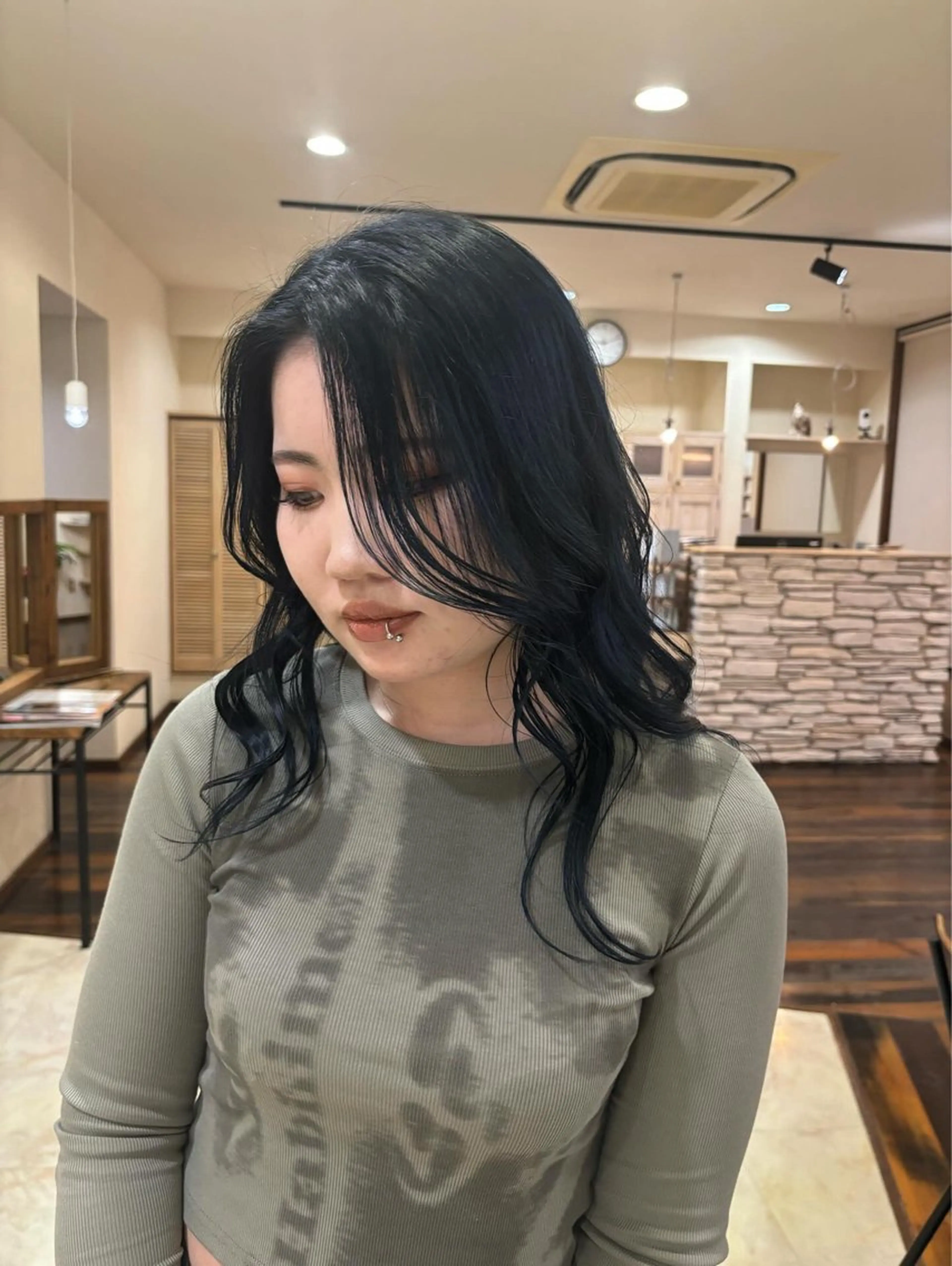 セミロング カラー ネイビーカラー CEEK NO.4所属・野口 侑依奈のヘアスタイル