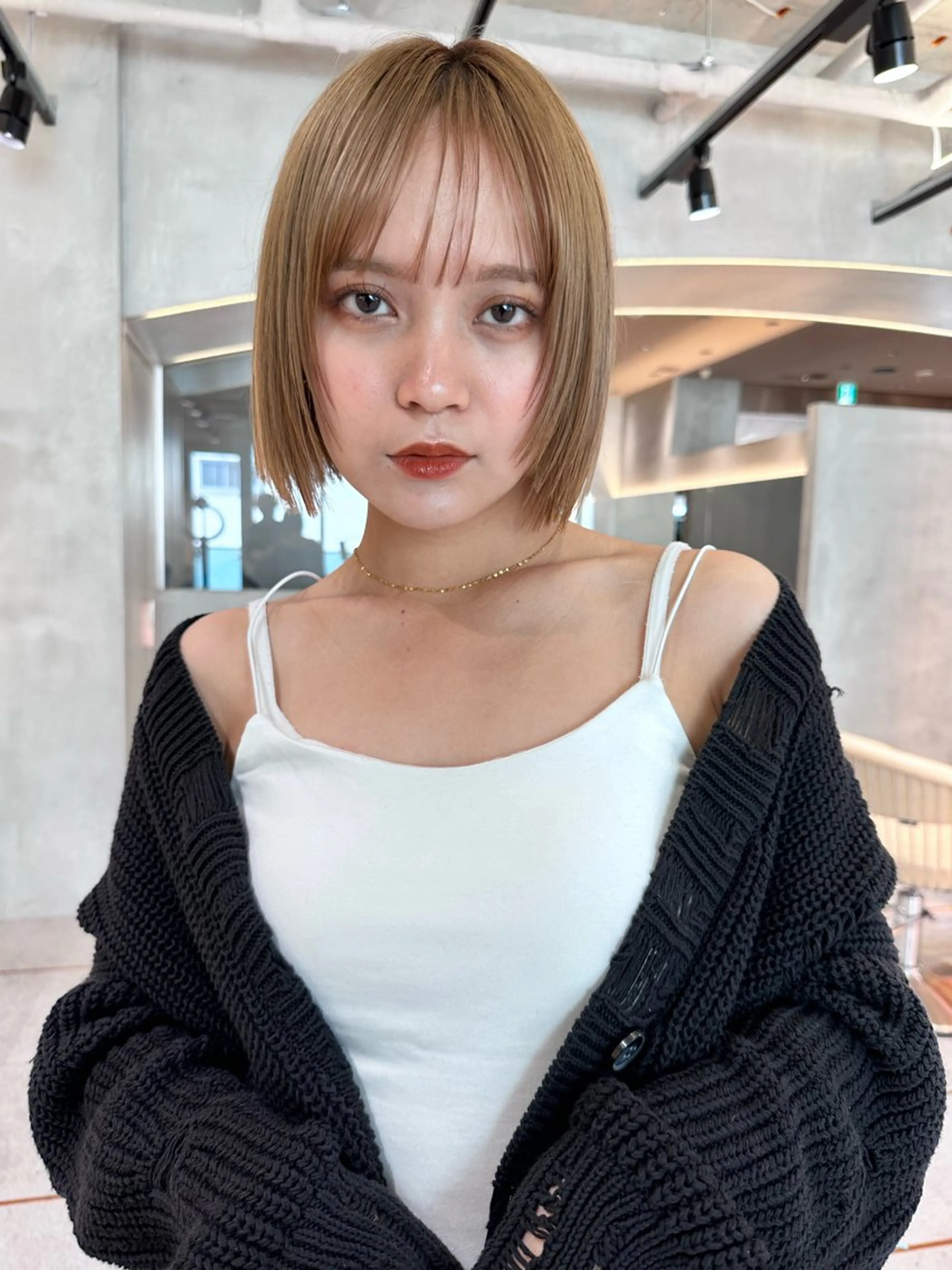 ショート カラー ベージュカラー ブリーチ ケアブリーチ デザインカラー ダブルカラー カット ヘアカラー トリートメント TATSU ミルクティーベージュのヘアスタイル