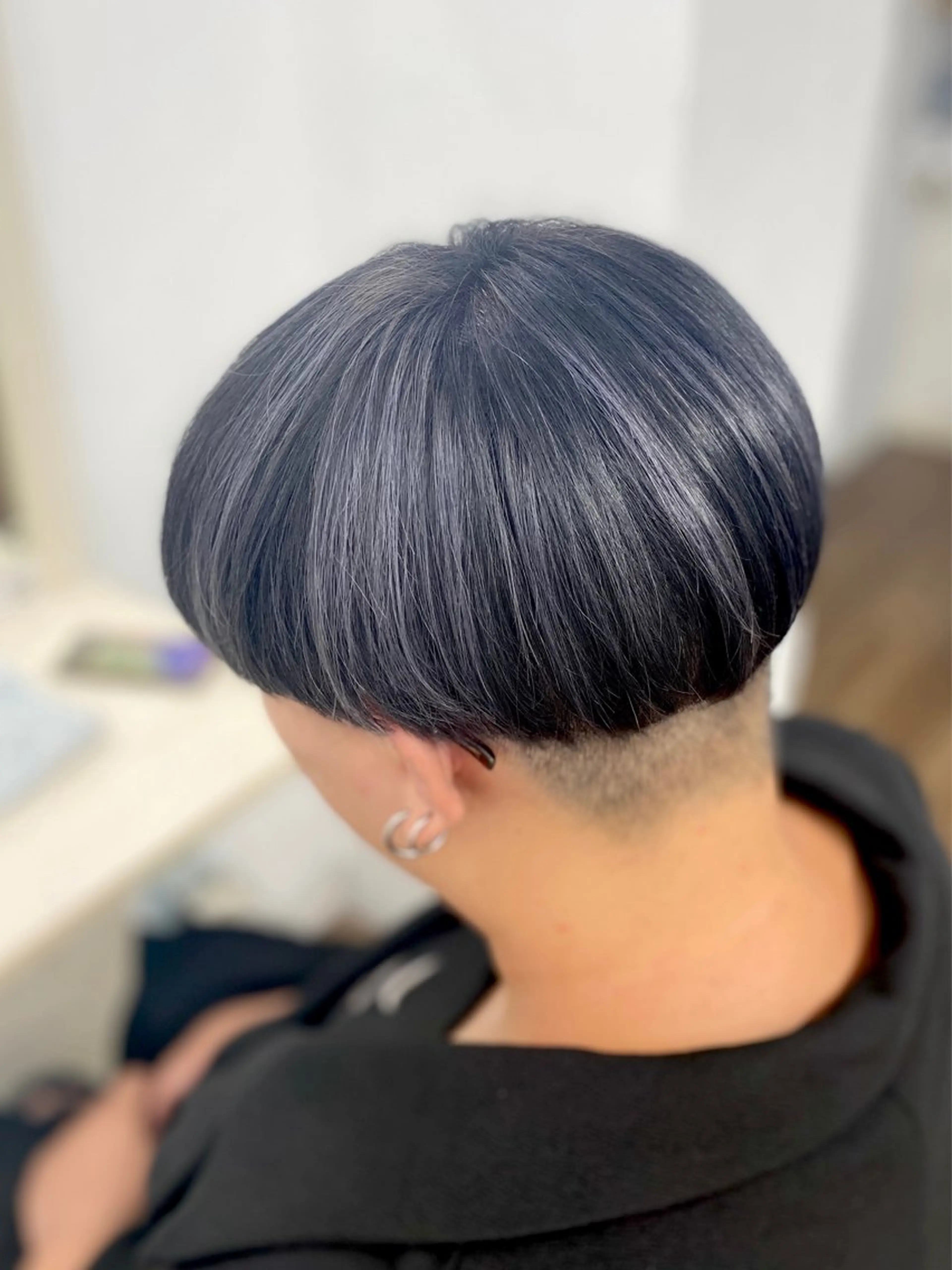 ショート カラー アッシュ ダークグレー ハイライトカラー シルバー シルバーアッシュ GLOSS♡ ヤマガミコウジのヘアスタイル