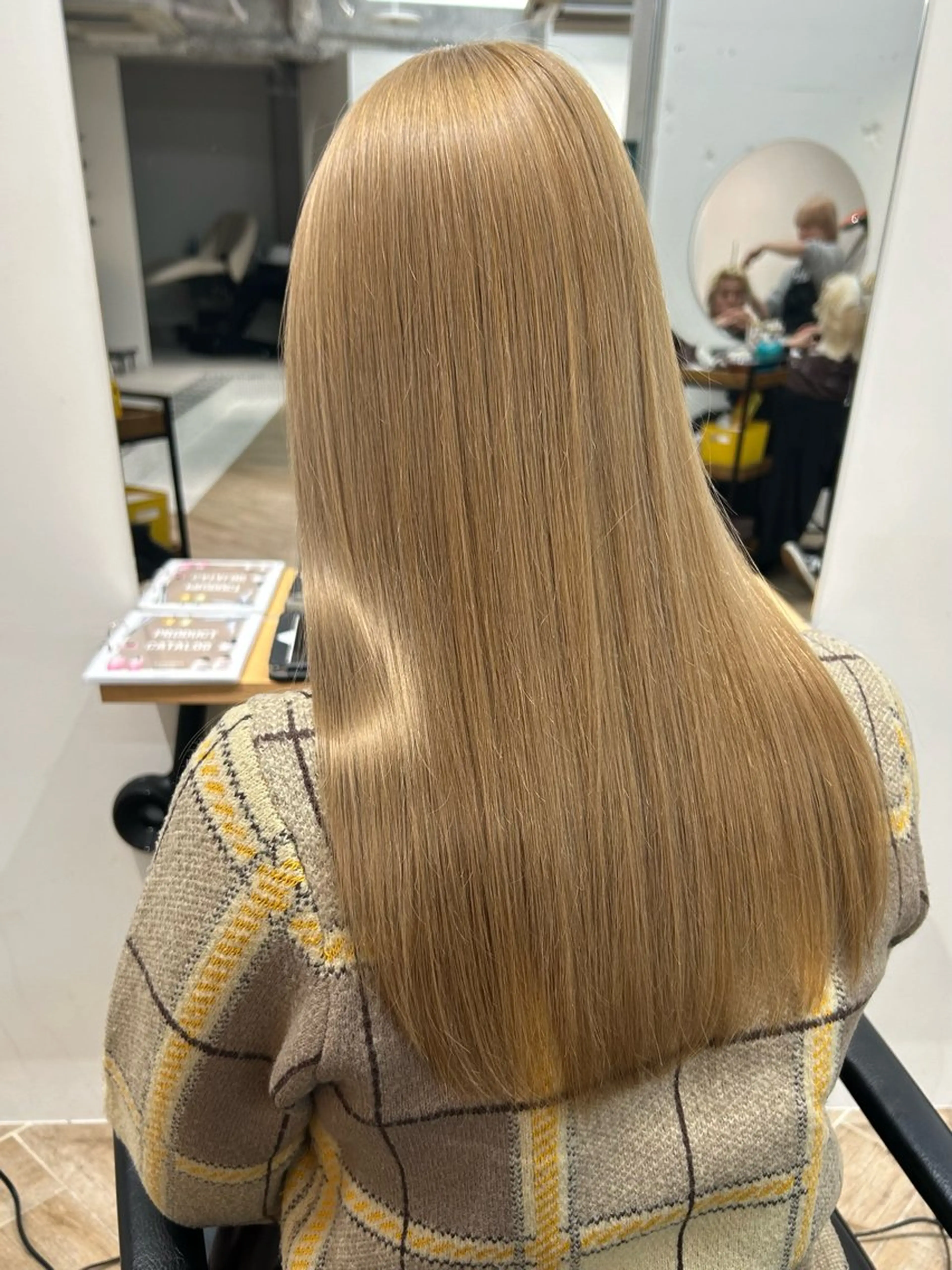 セミロング カラー ブリーチ ヘアカラー トリートメント ベージュ/ダブルカラ ー/新潟駅/青柳萌果のヘアスタイル