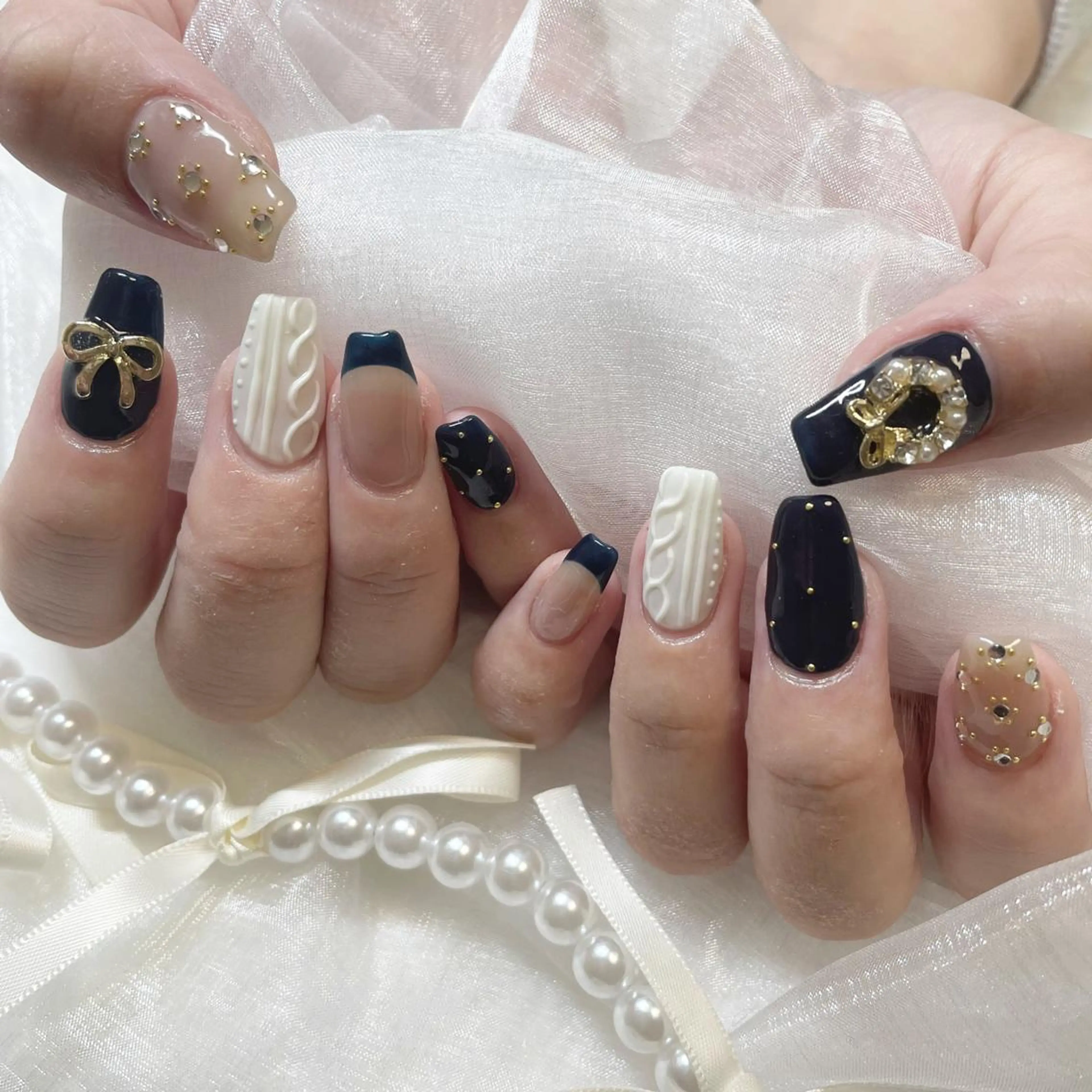 ネイル ジェルネイル キラキラネイル 韓国ネイル 持ち込み ワンカラーネイル ハンドネイル fiore nail 🦋のネイルデザイン