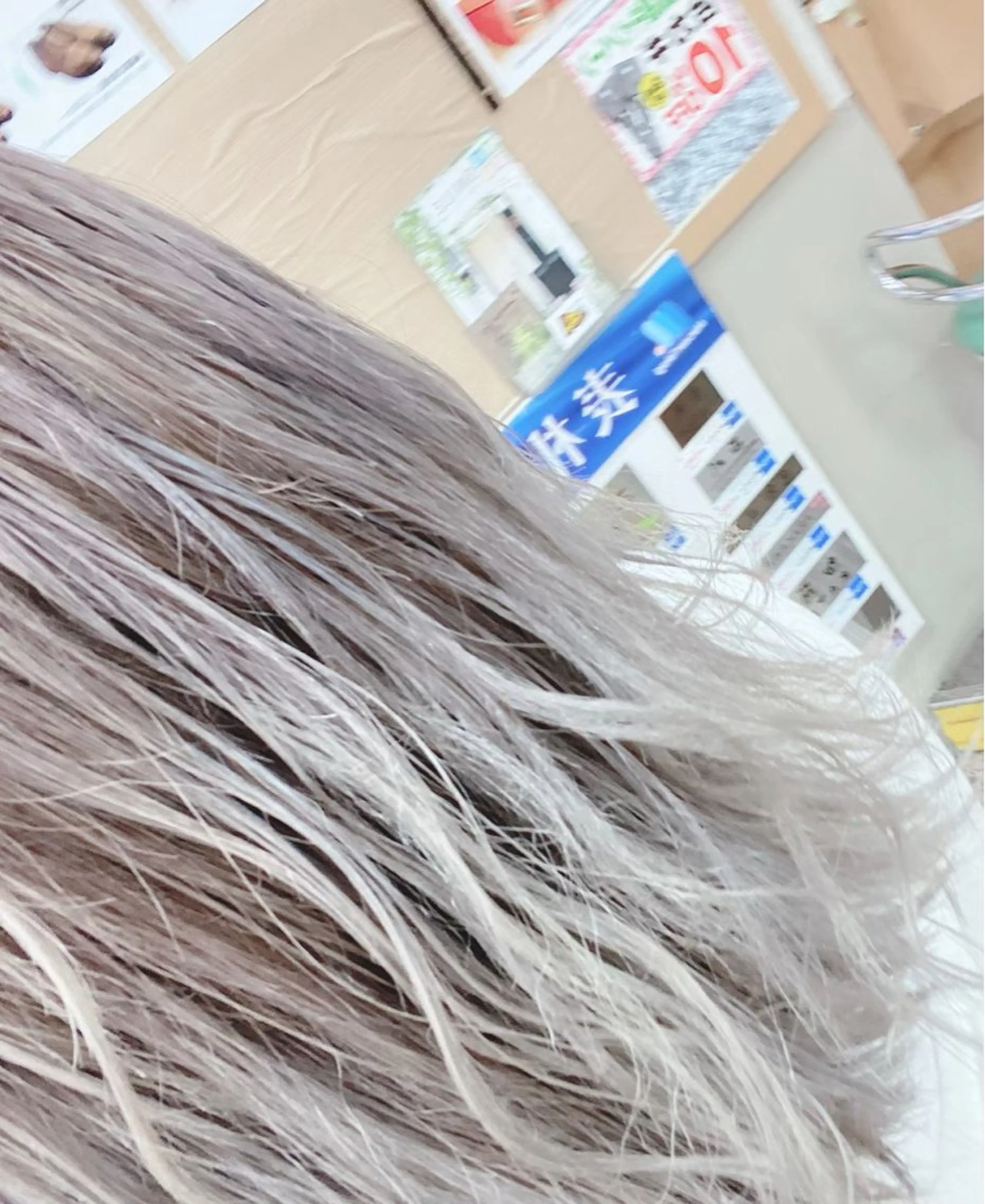 ミディアム カラー ベージュカラー ブリーチ グラデーションカラー シルバー 🌼カラー縮毛矯正 🌼渡辺歩🌼のヘアスタイル