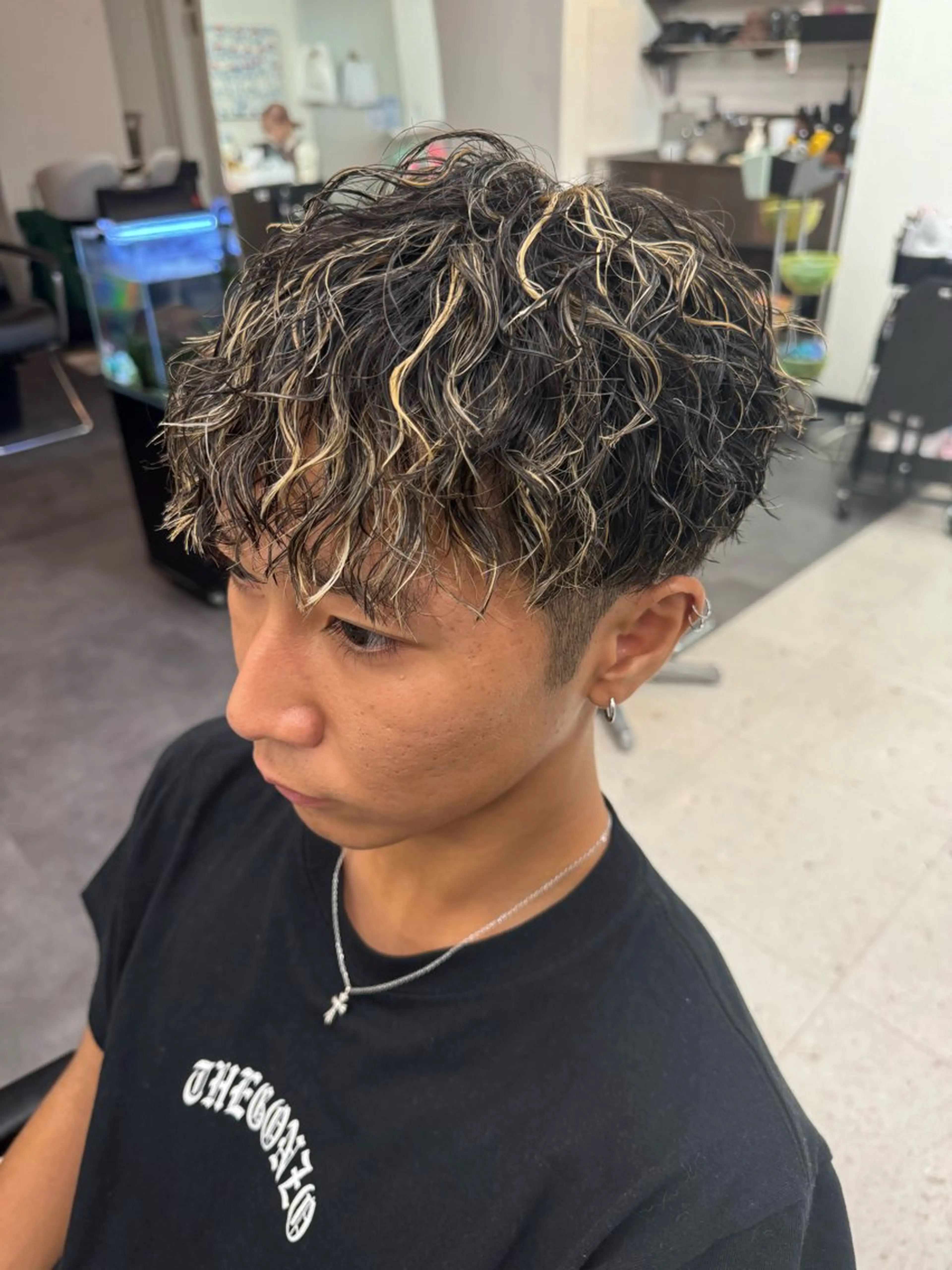 ショート カラー パーマ メンズ メンズハイライト メンズパーマ ツイストスパイラルパーマ ハイライトカラー ハイライト ヘアカラー パーマ ハイトーンカラー メンズパーマだいきのヘアスタイル