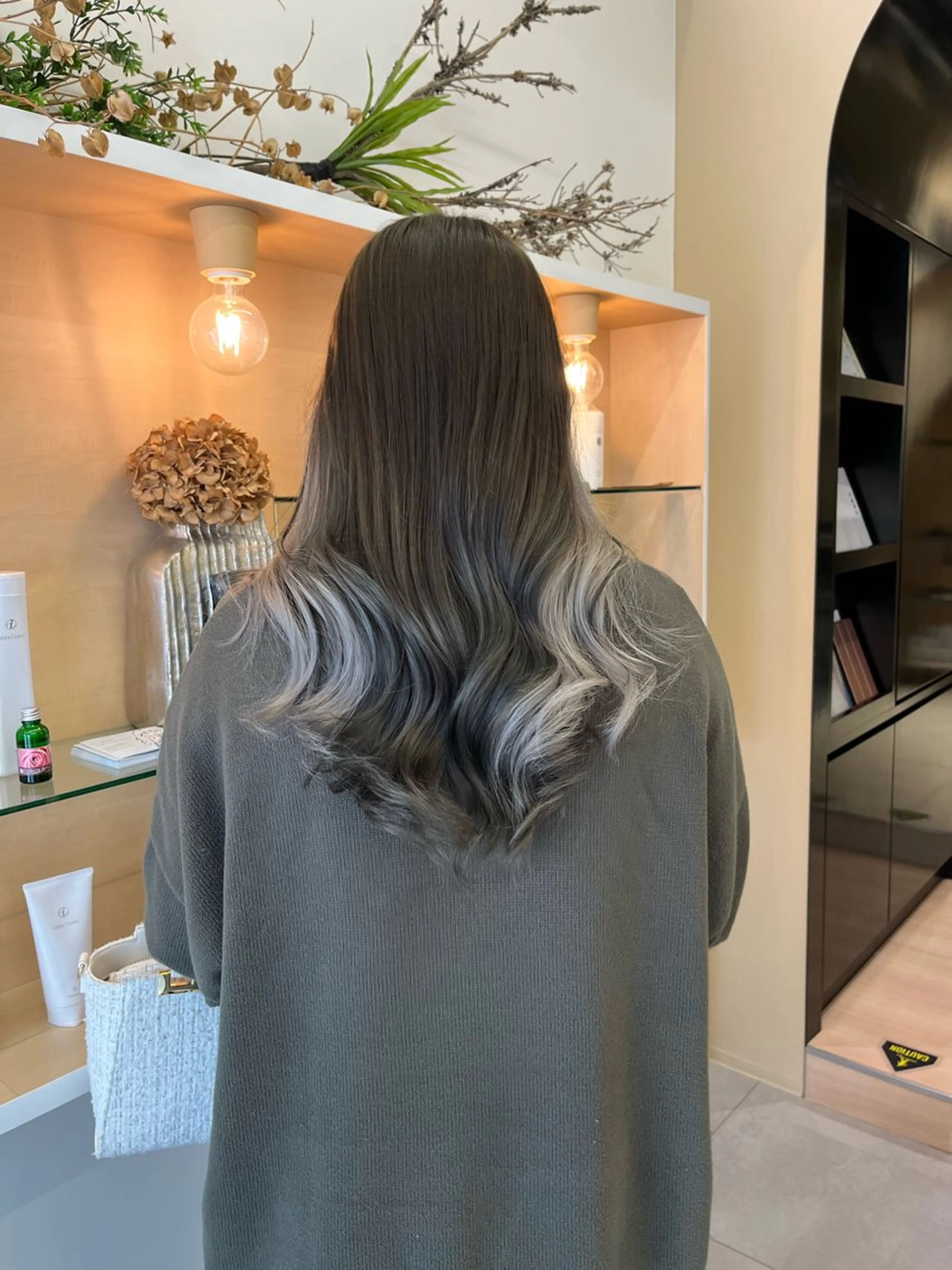 ロング カラー グレージュ オリーブグレージュ オリーブグレー シルバー ホワイトシルバー 山下 とよかのヘアスタイル