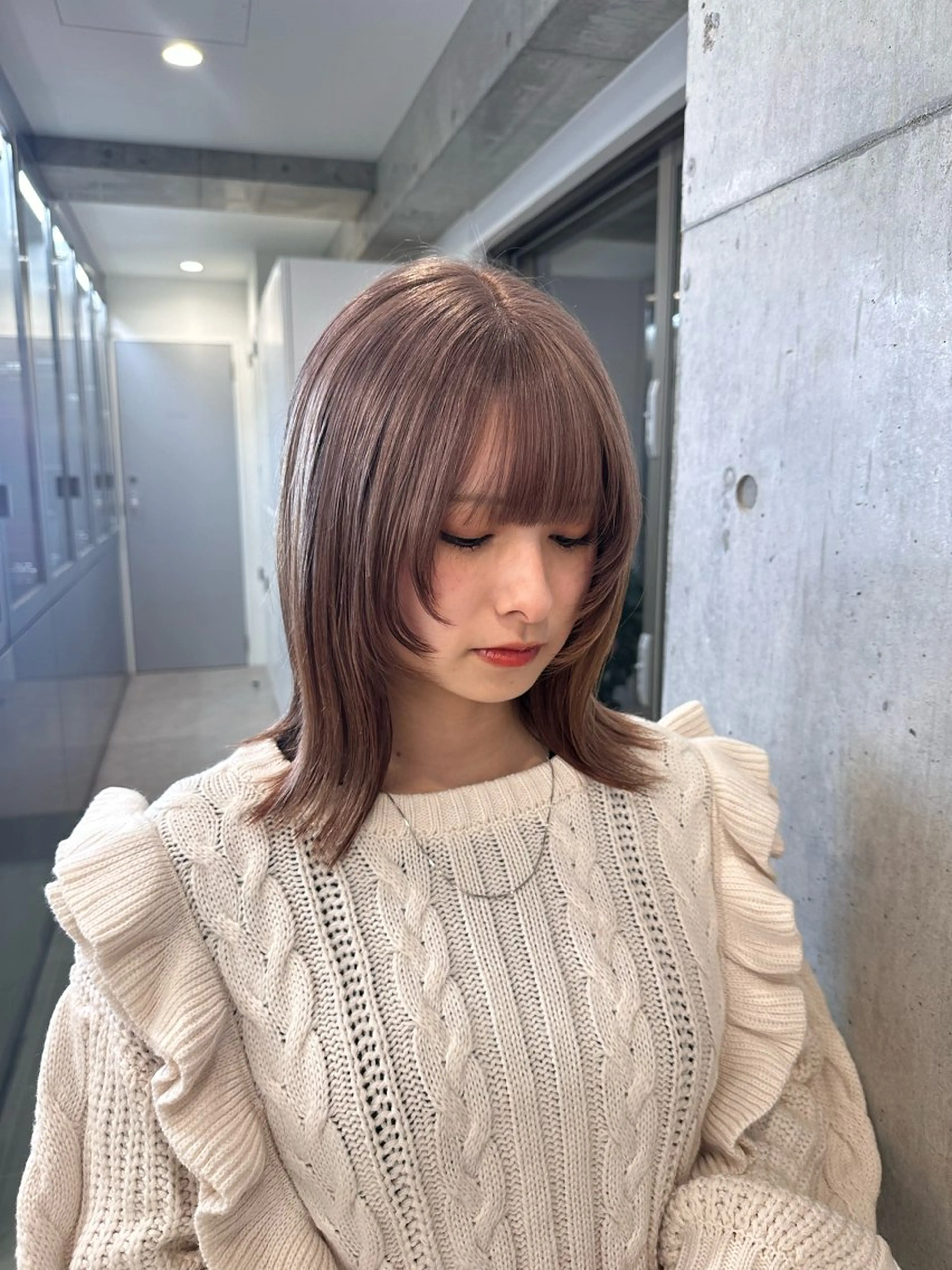 ミディアム ウルフカット cinq PROJECT所属・ミルクティーベージュ /三村克彦のヘアスタイル