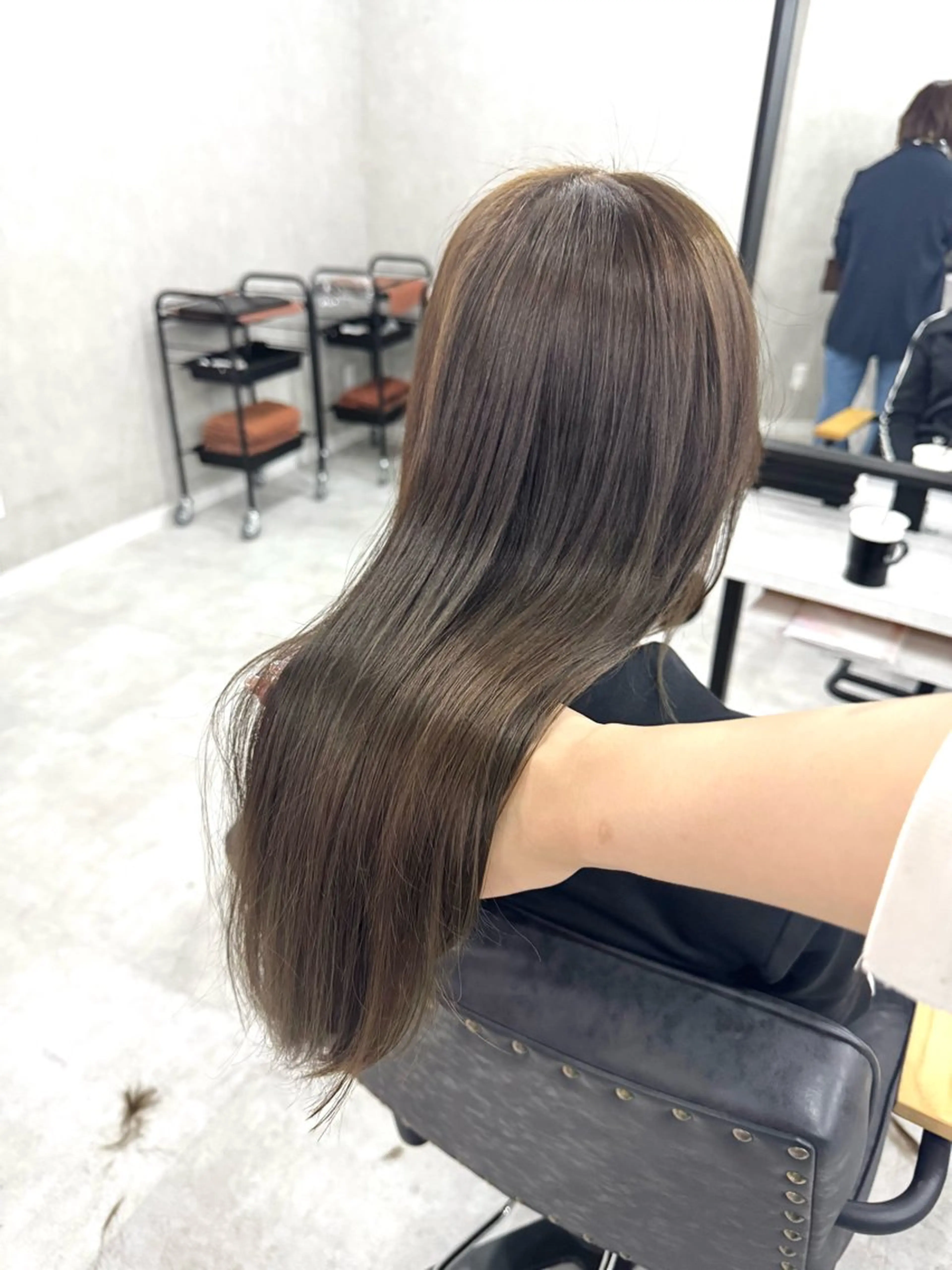 ロング カラー アッシュ アッシュブラウン ベージュカラー 黒髪 ブリーチ 赤み無し柔らかカラー 【梅田】madokaのヘアスタイル
