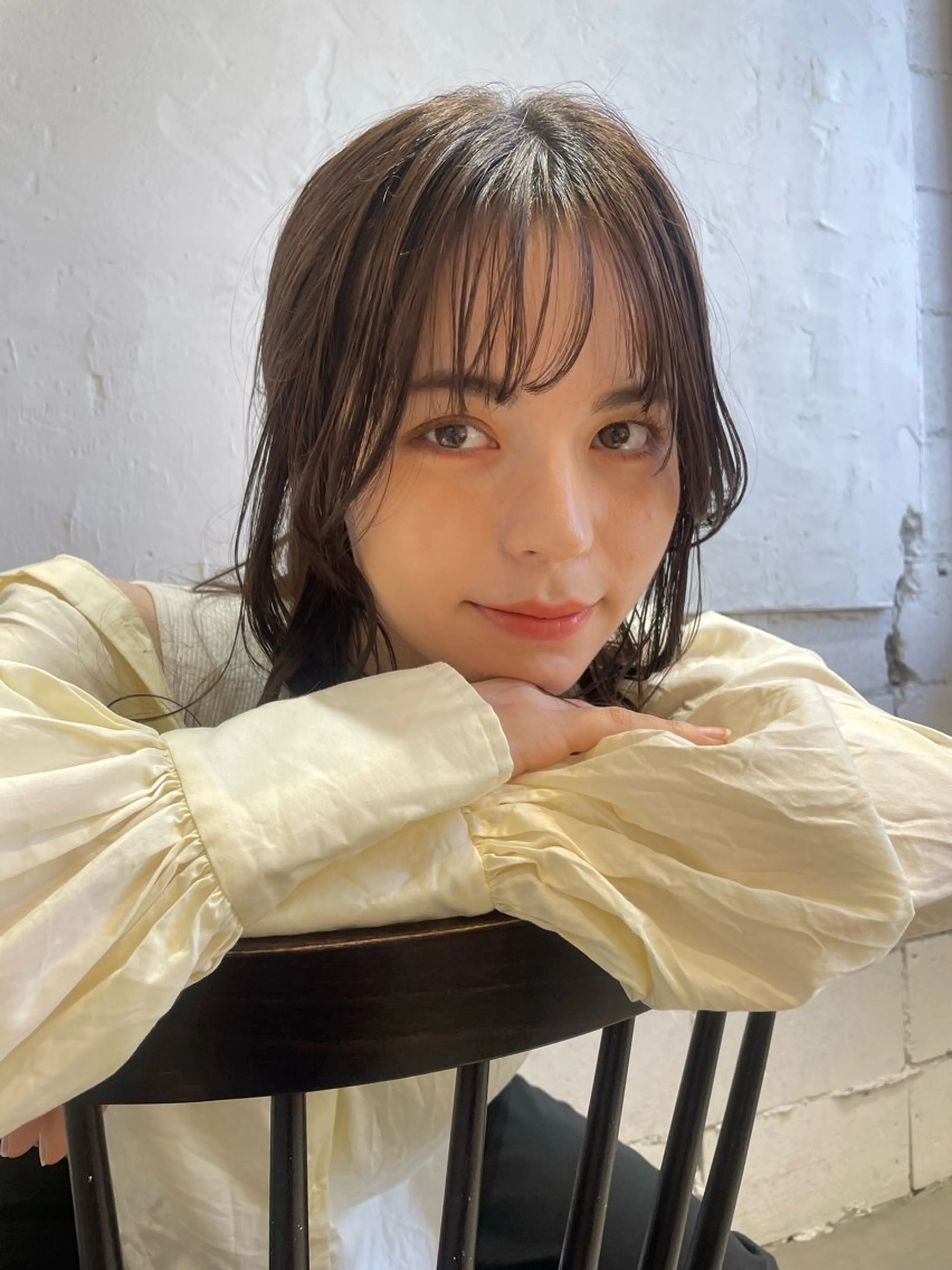 セミロング カラー アッシュ ベージュカラー 石川 優奈のヘアスタイル