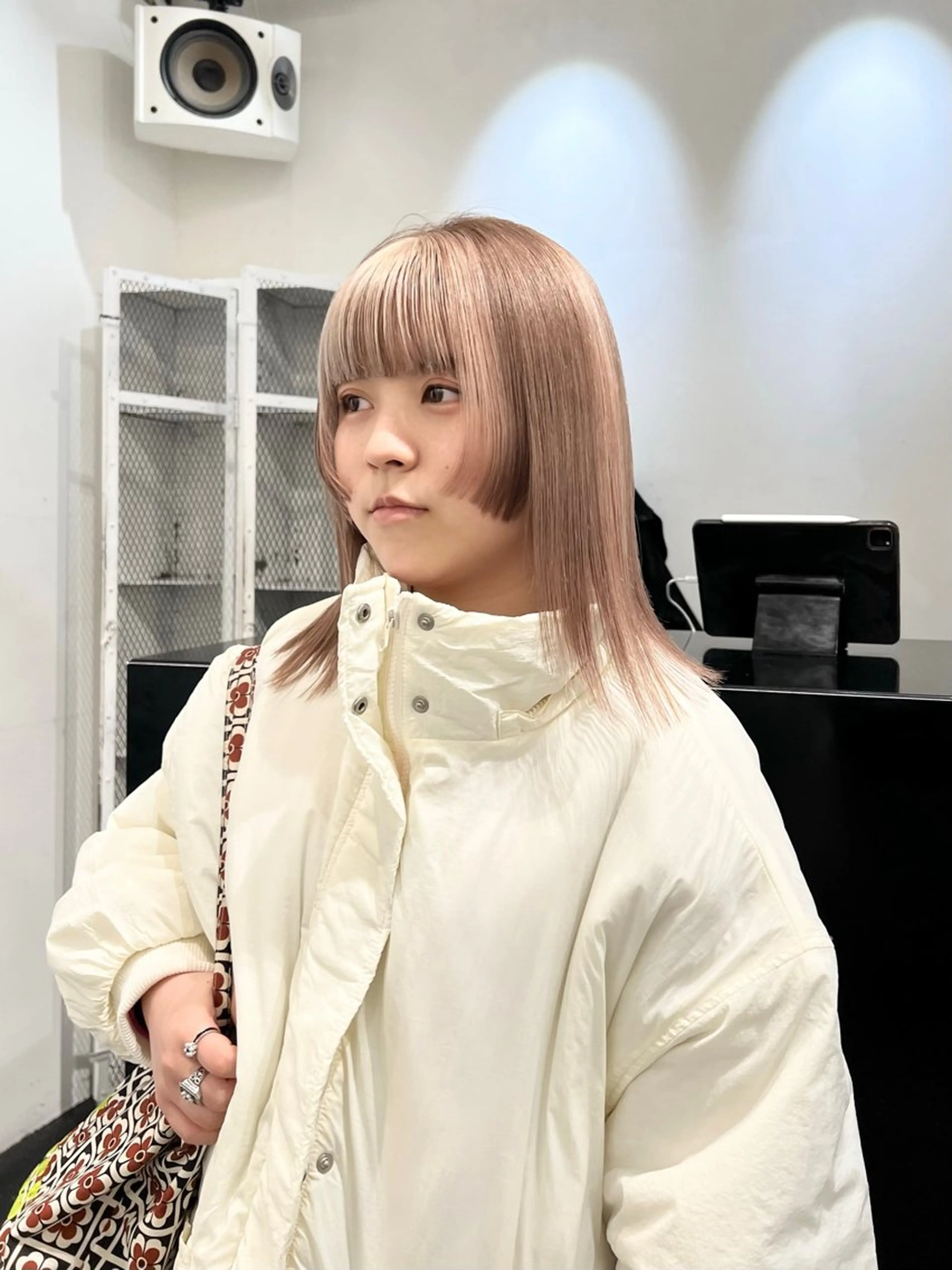 セミロング カラー アッシュ ベージュカラー ブリーチ ケアブリーチ デザインカラー カット ヘアカラー トリートメント HARU//原宿🤍 リピート率NO.1のヘアスタイル