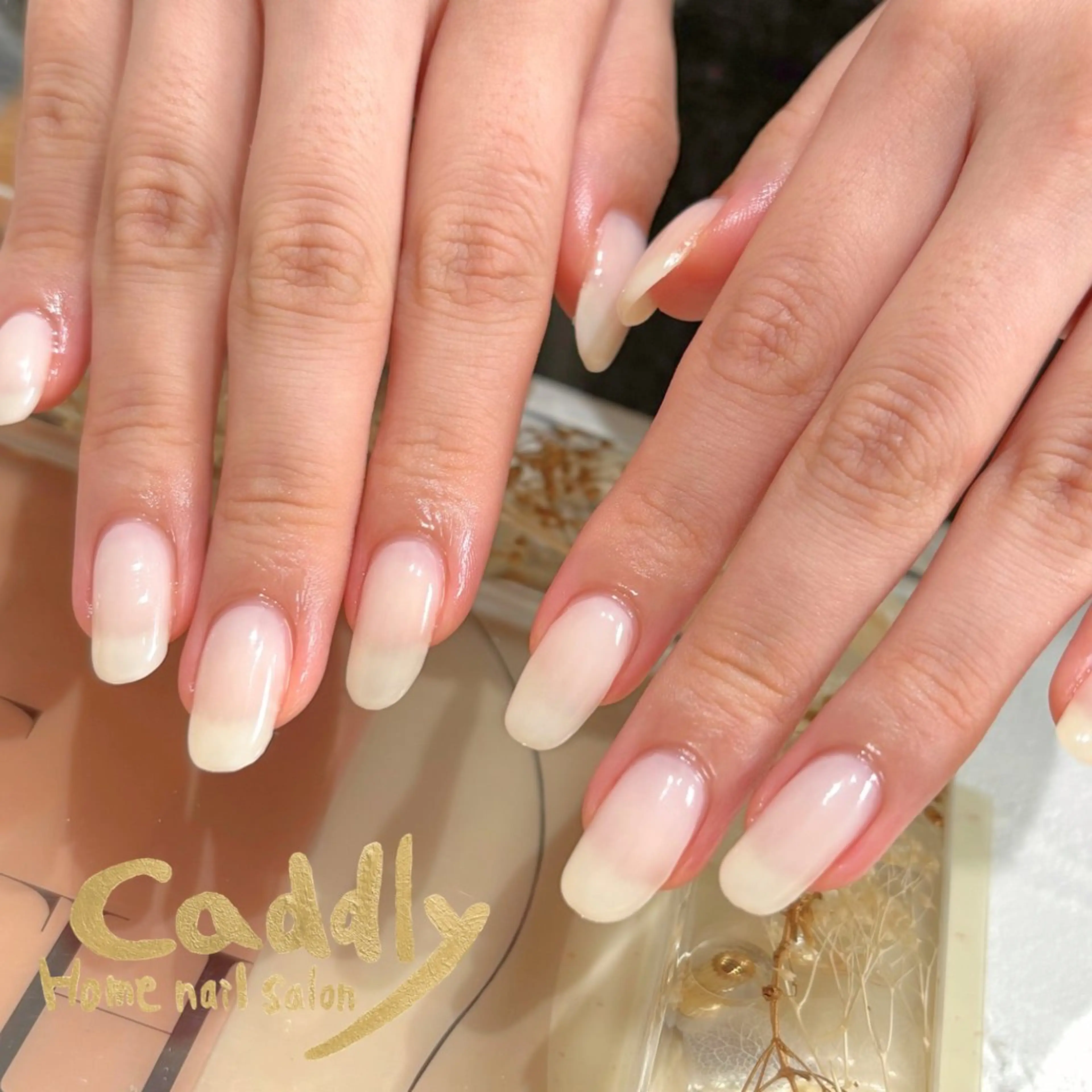 ネイル ホワイト ハンドネイル caddly naoのネイルデザイン