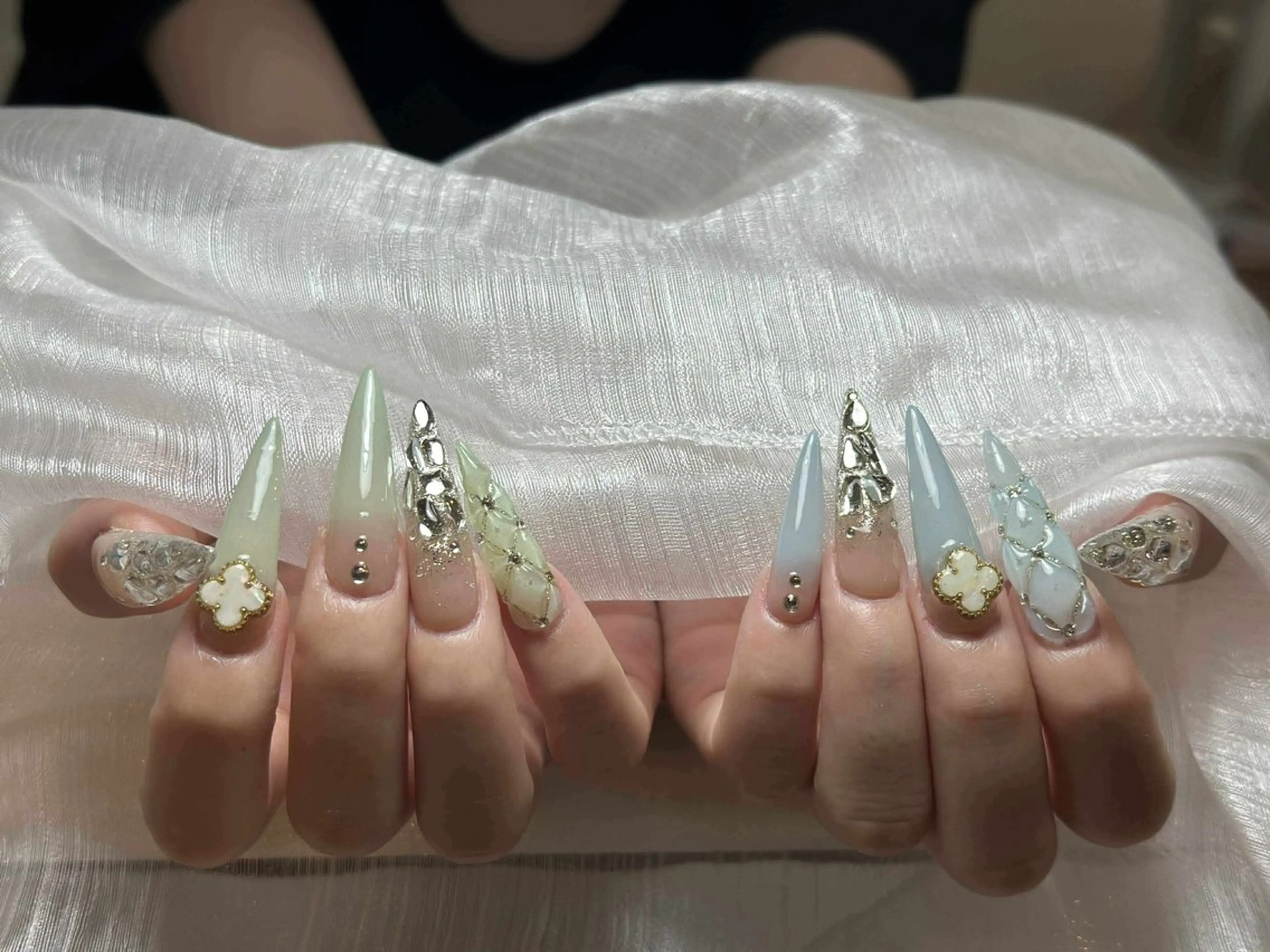 ネイル チークネイル ハート ホログラムネイル ミラーネイル ニュアンスネイル ハンドネイル Nie Nail Salon所属・Nie Nail Shinokuboのネイルデザイン