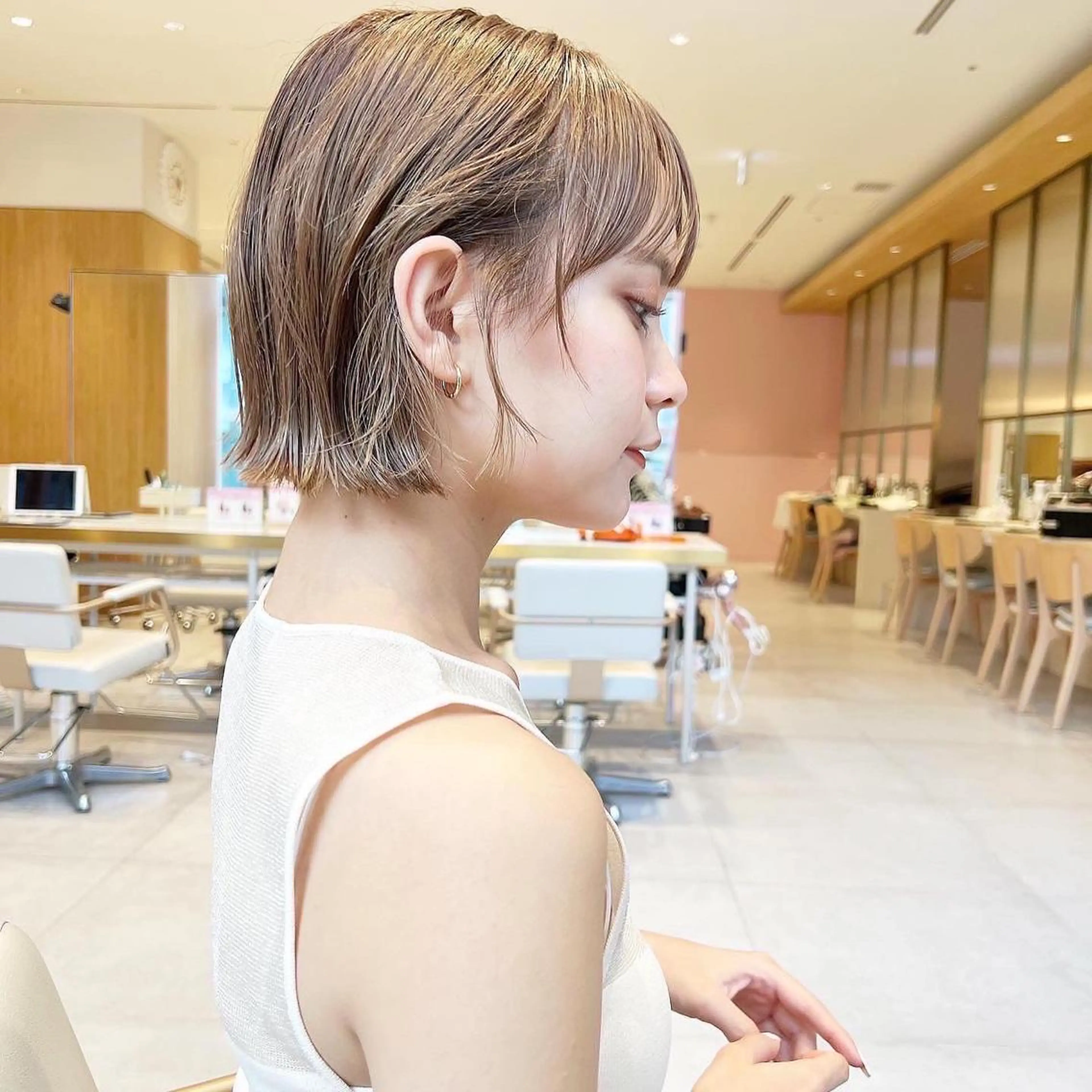 ショート カラー 切りっぱなしボブ 前下がりボブ ブリーチ グレージュ イルミナカラー カット ヘアカラー トリートメント ニュアンスレイヤー ハイトーンカラーのヘアスタイル