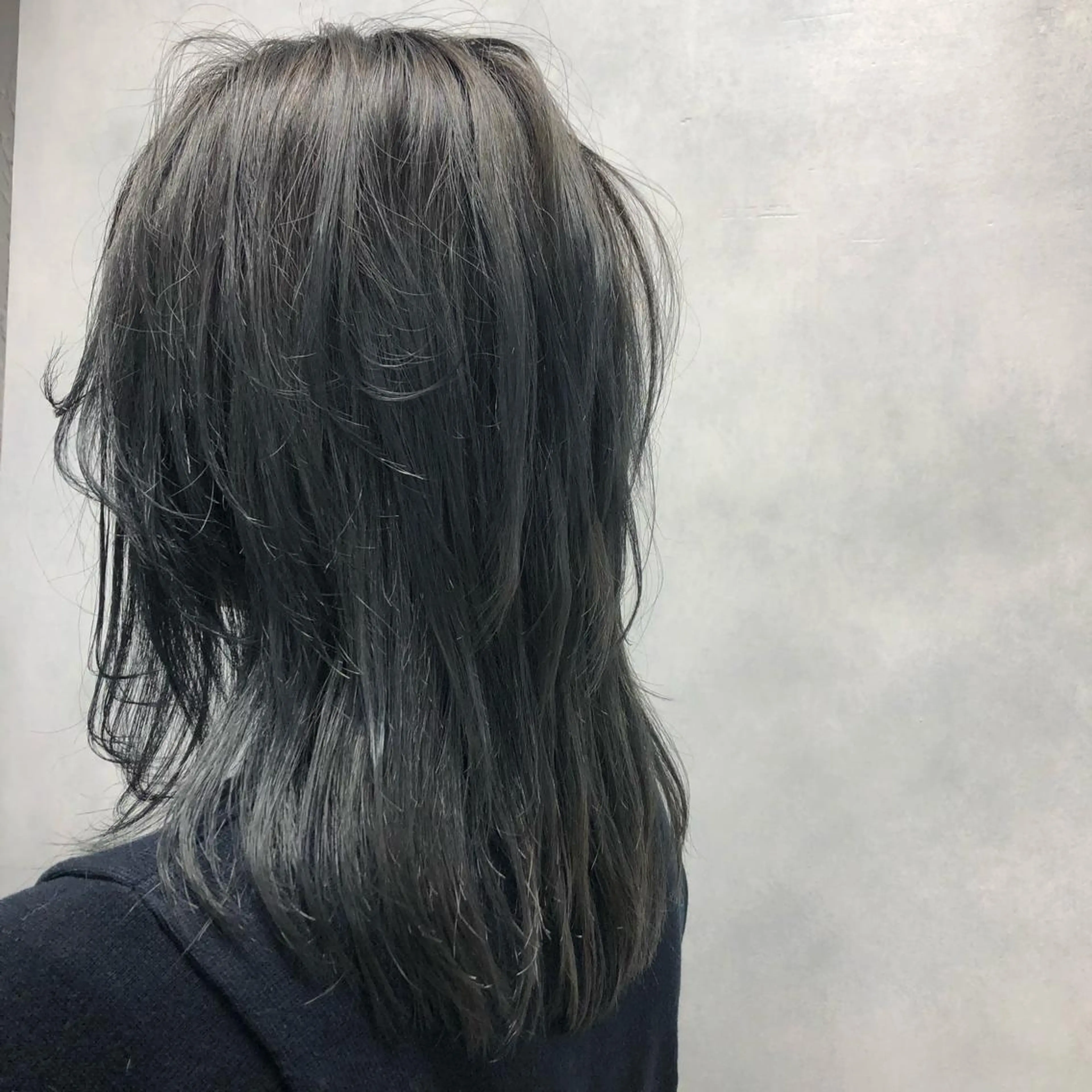 セミロング カラー アディクシーカラー アッシュ ブリーチ ハイレイヤー レイヤーカット ORIKA 美容室のヘアスタイル