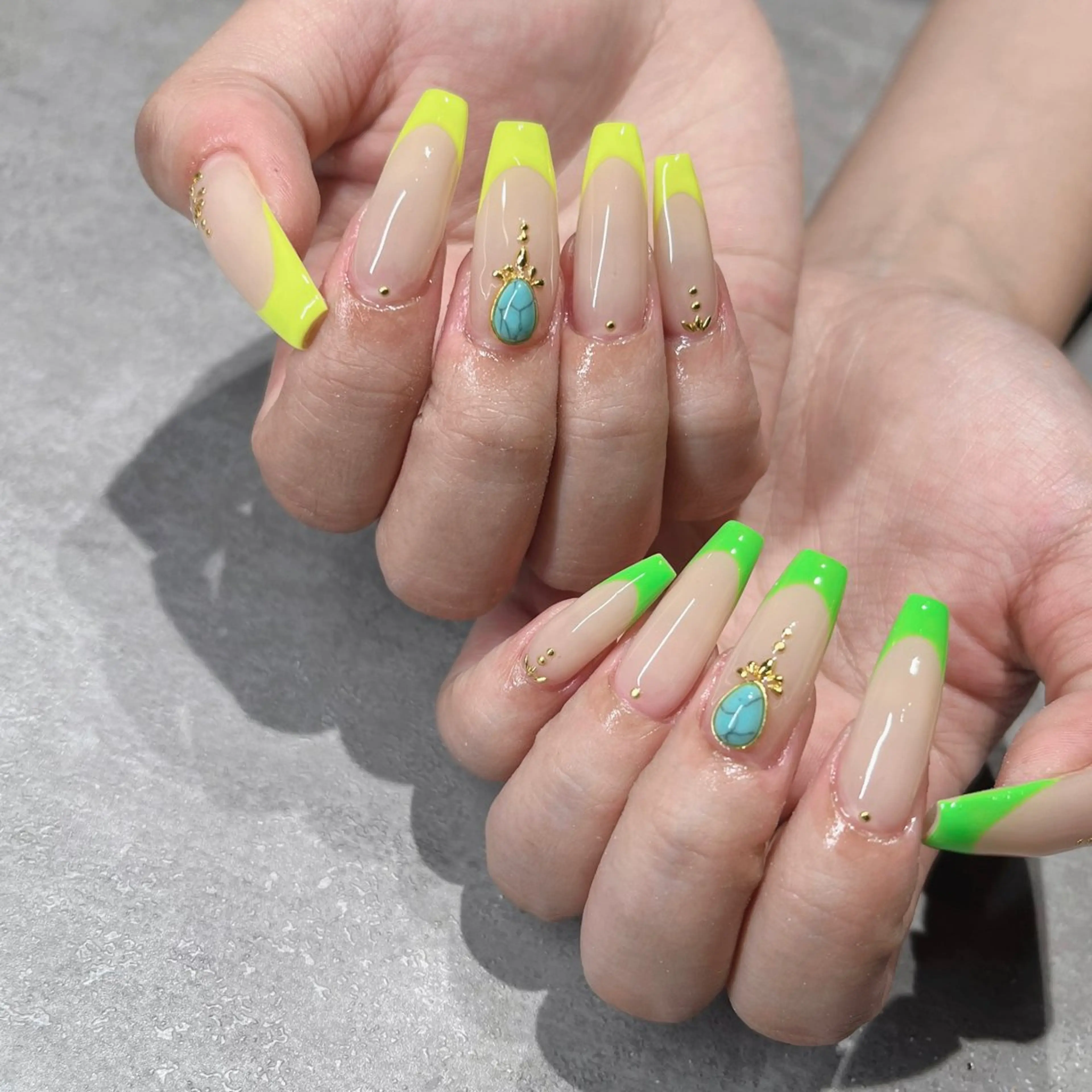 ネイル フットネイル フレンチネイル ジェルネイル ラメ(グリッター) ラメグラデーション ハンドネイル NEO Beauty Salon所属・𝐍𝐄𝐎 𝐉𝐔𝐑𝐈のネイルデザイン