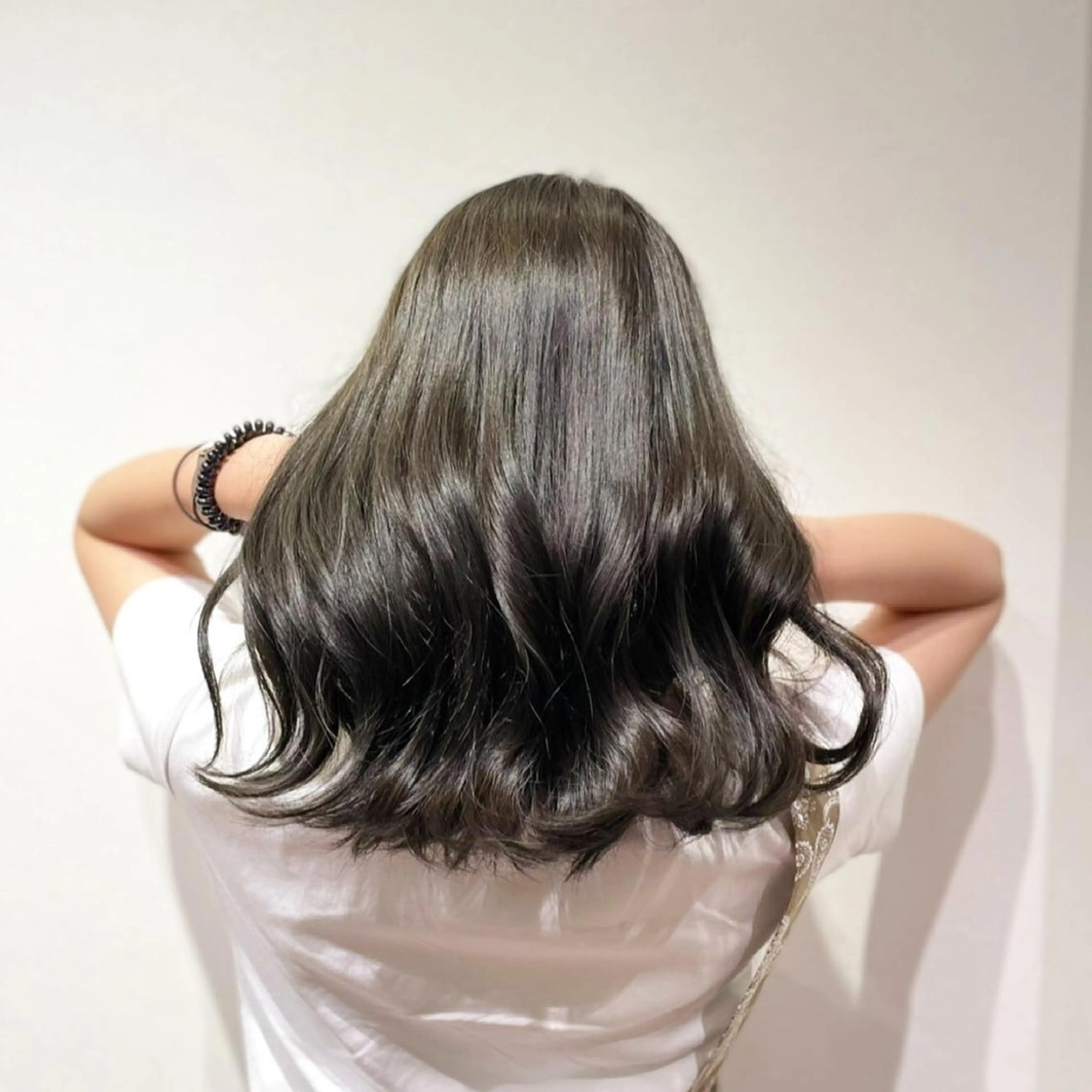 セミロング カラー 浦﨑 笑美里のヘアスタイル