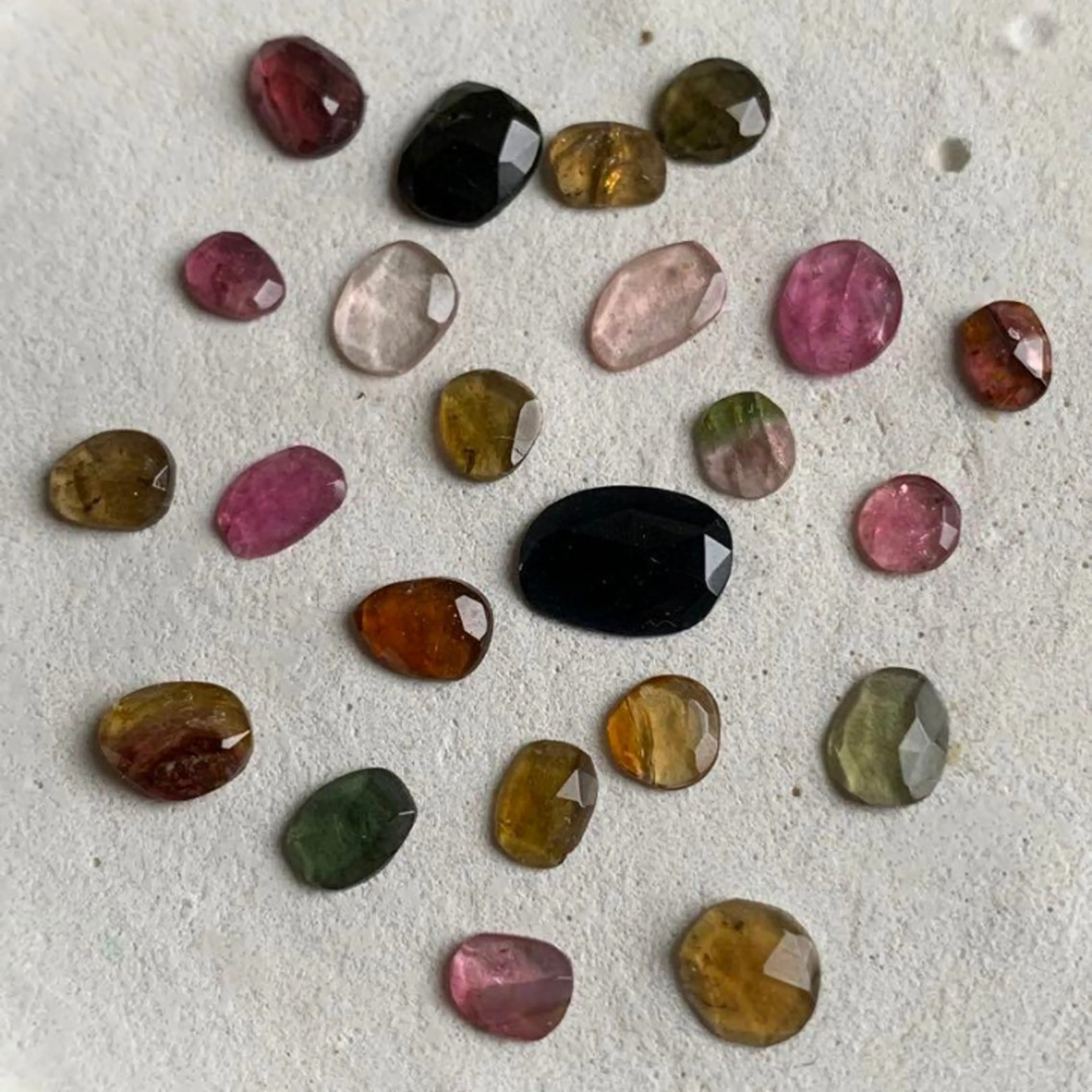 パワーストーンネイル🌙天然のjewelryを1個お選びいただけます【ワンカラー】マグネットなどもok/シンプルネイルの写真