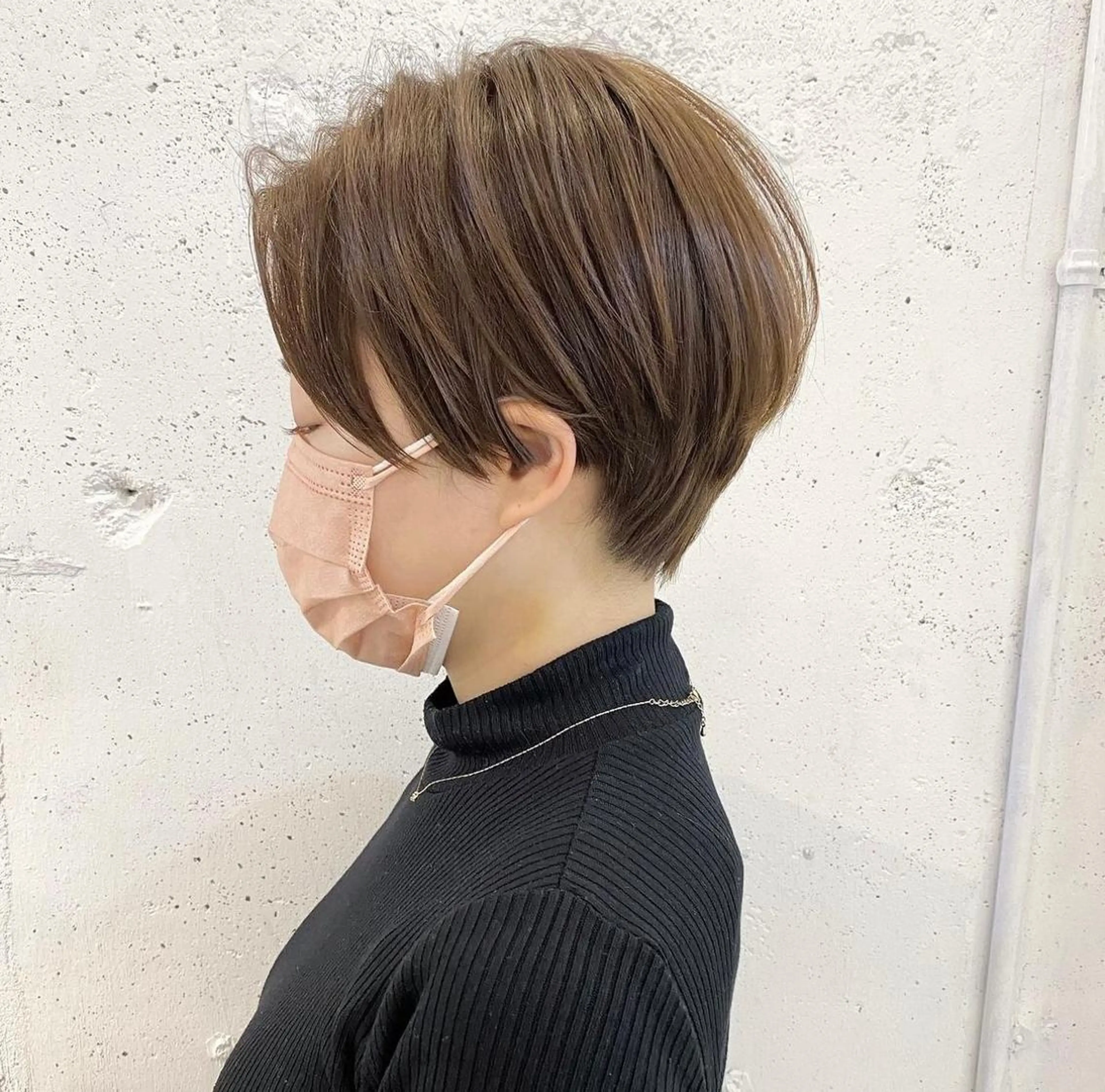 ショート ブリーチなしカラー レイヤーカットのヘアスタイル