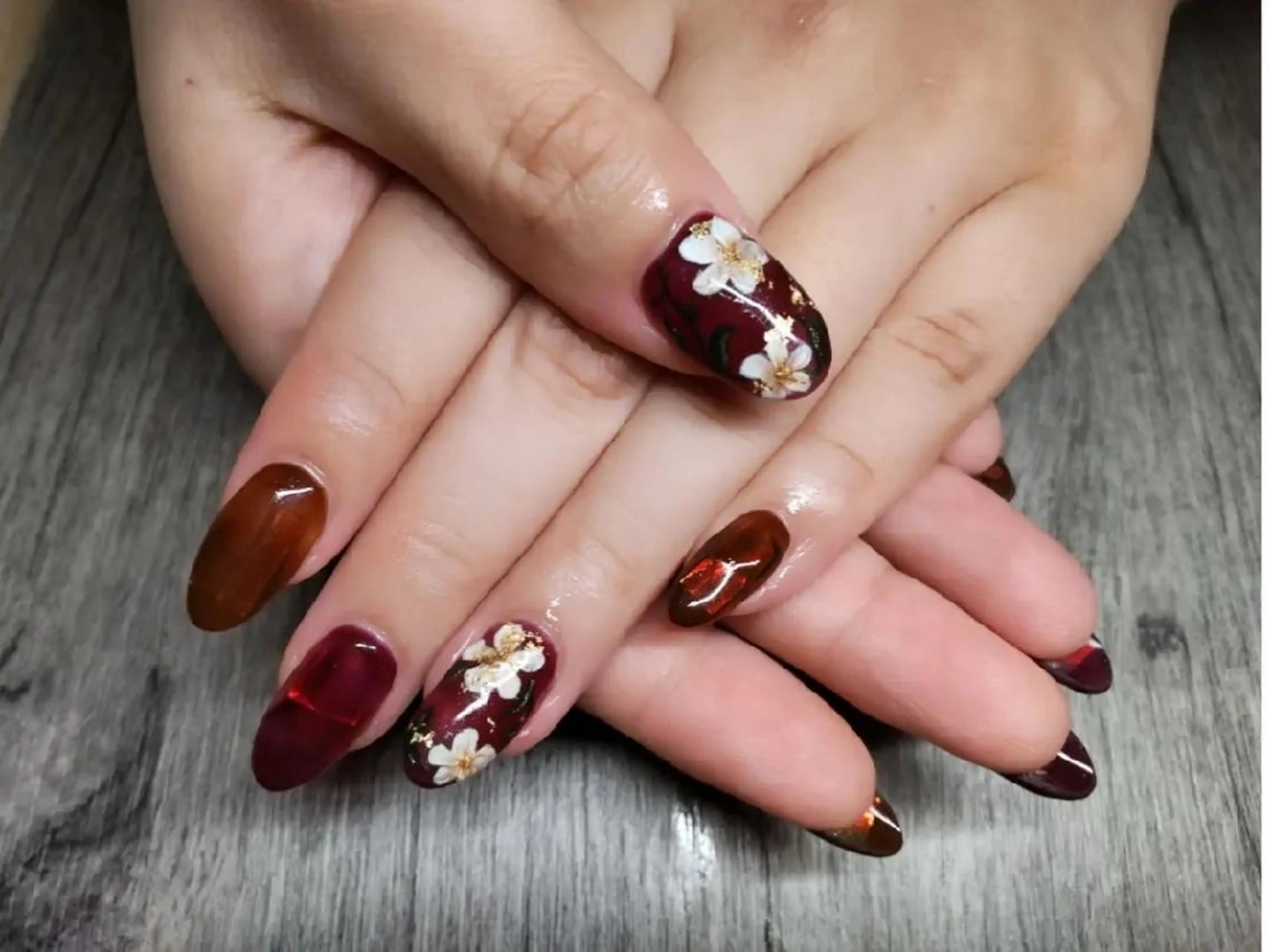 ミディアム ネイル オーロラネイル クリアネイル 長さ出し ジェルネイル 赤色 ハンドネイル T&A nailのネイルデザイン