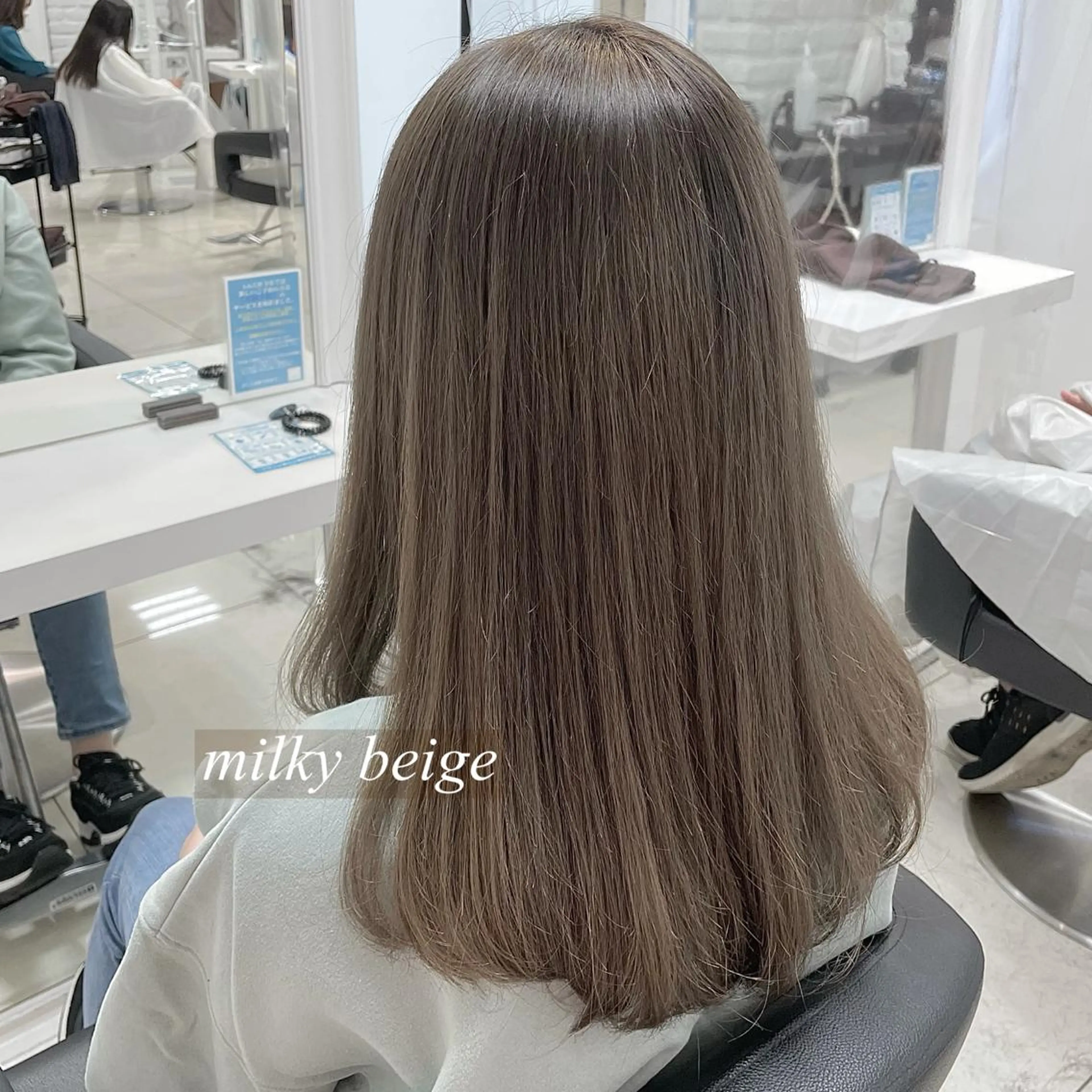セミロング カラー ベージュカラー ブリーチ ハイトーンカラー イルミナカラー カット ヘアカラー トリートメント 【デザインカラー】 粥川佳日望のヘアスタイル