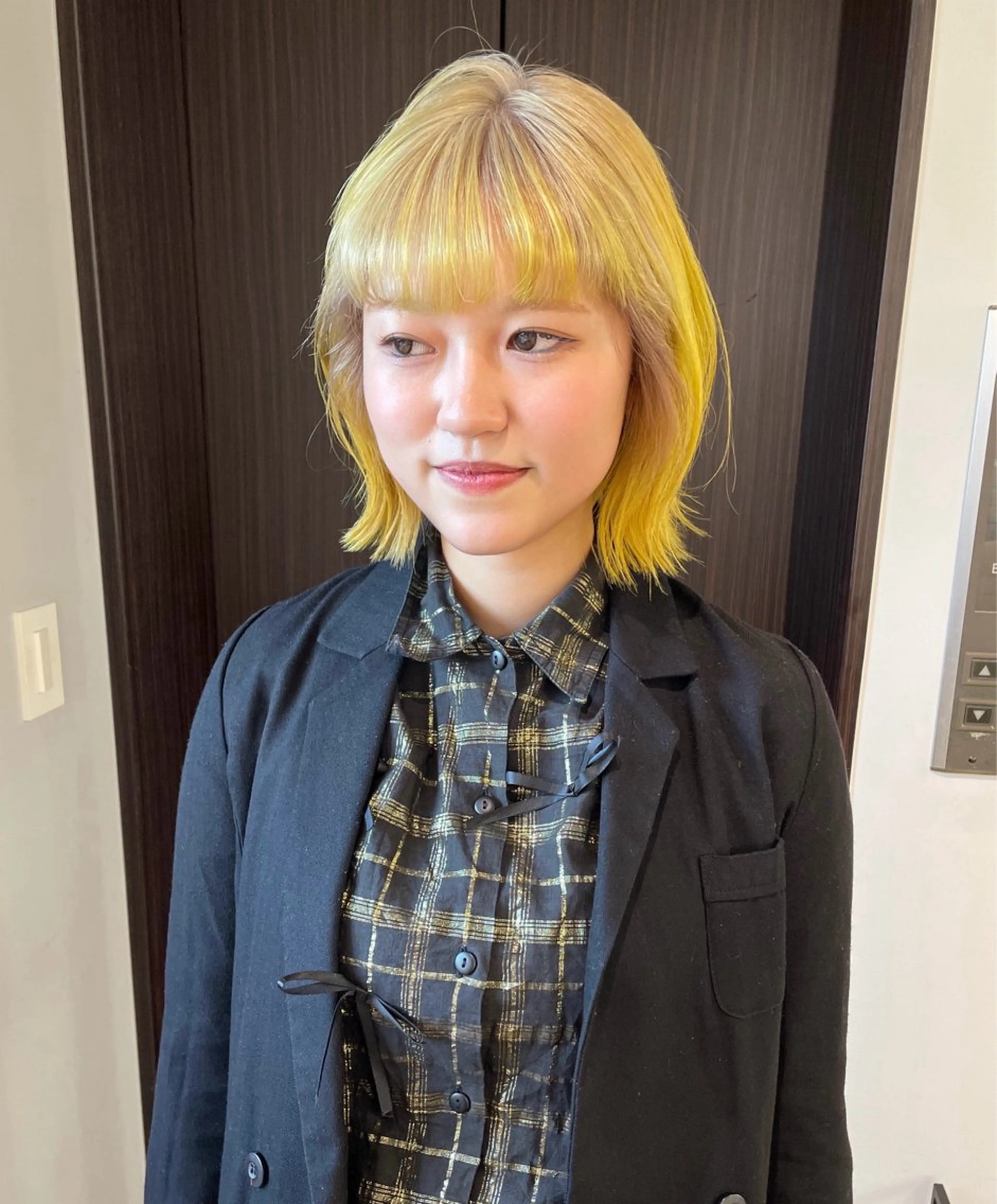 ショート カラー ブリーチ ケアブリーチ デザインカラー ダブルカラー ハイトーンカラー ヘアカラー トリートメント MIU/ルーツカラー ボブ/顔周りレイヤーのヘアスタイル