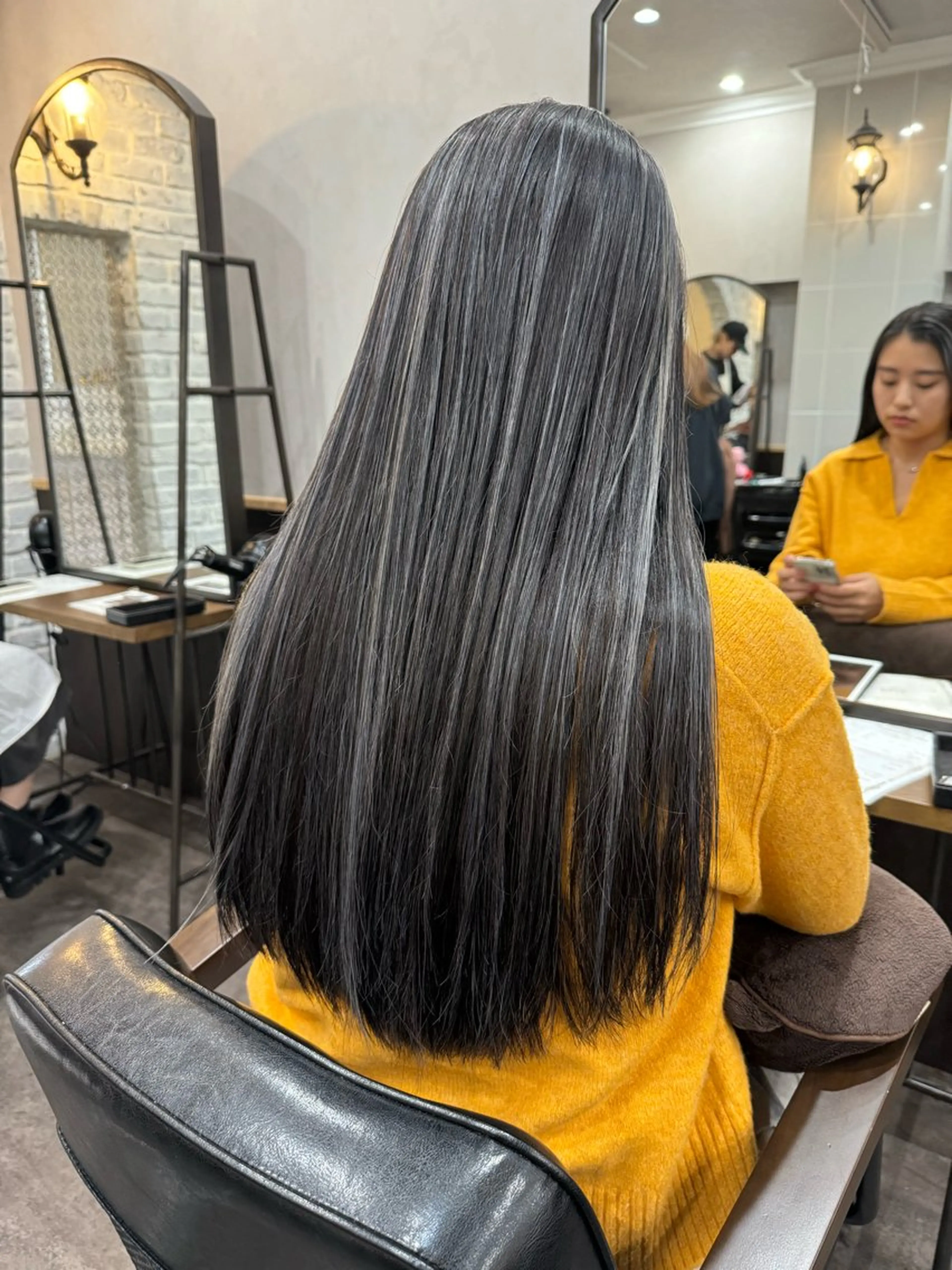 セミロング カラー ハイライトカラー シルバー ハイライト レイヤー/艶カラー 🫧守利のヘアスタイル