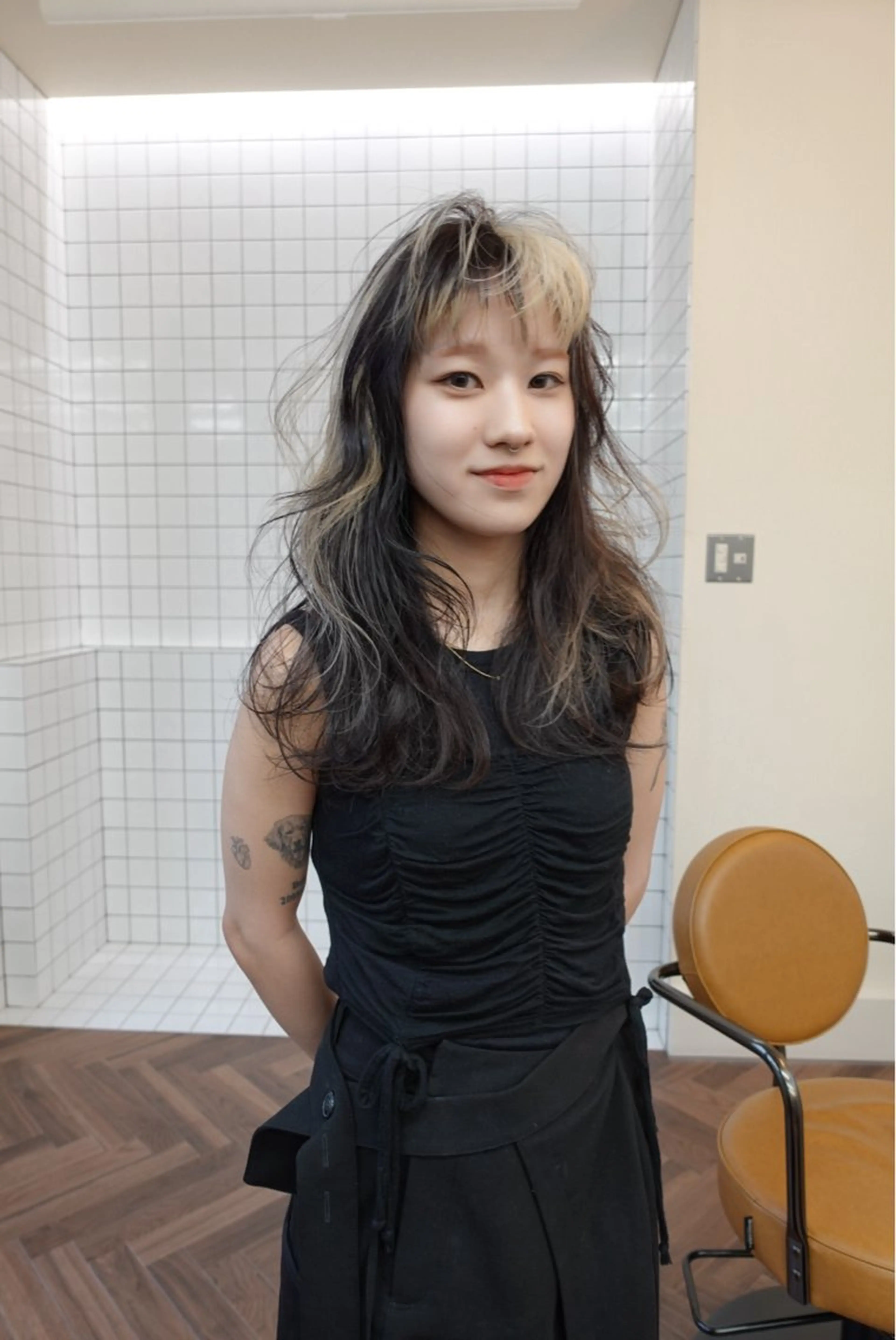 ミディアム カラー アッシュ アッシュブラウン ブリーチ ブラウンカラー ケアブリーチ ヘアカラー トリートメント ヘアセット ニュアンスレイヤー ハイトーンカラーのヘアスタイル
