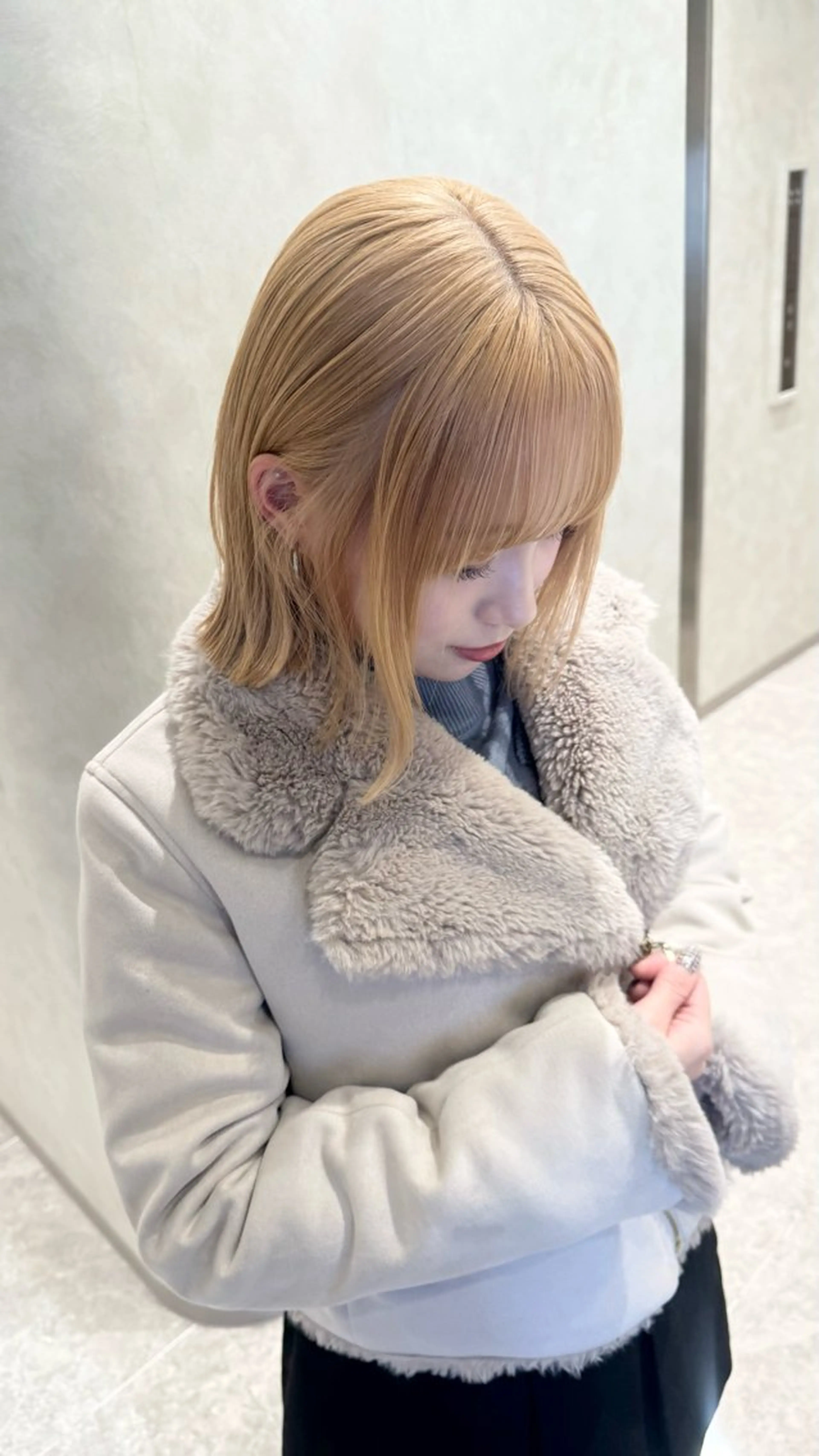 ミディアム カラー バレイヤージュ ミストバング ベージュカラー ブリーチ 抜きっぱなしブロンド カット ヘアカラー トリートメント SALOWIN札幌大通り所属・札幌ハイトーン/ ブリーチカラー/ドイのヘアスタイル
