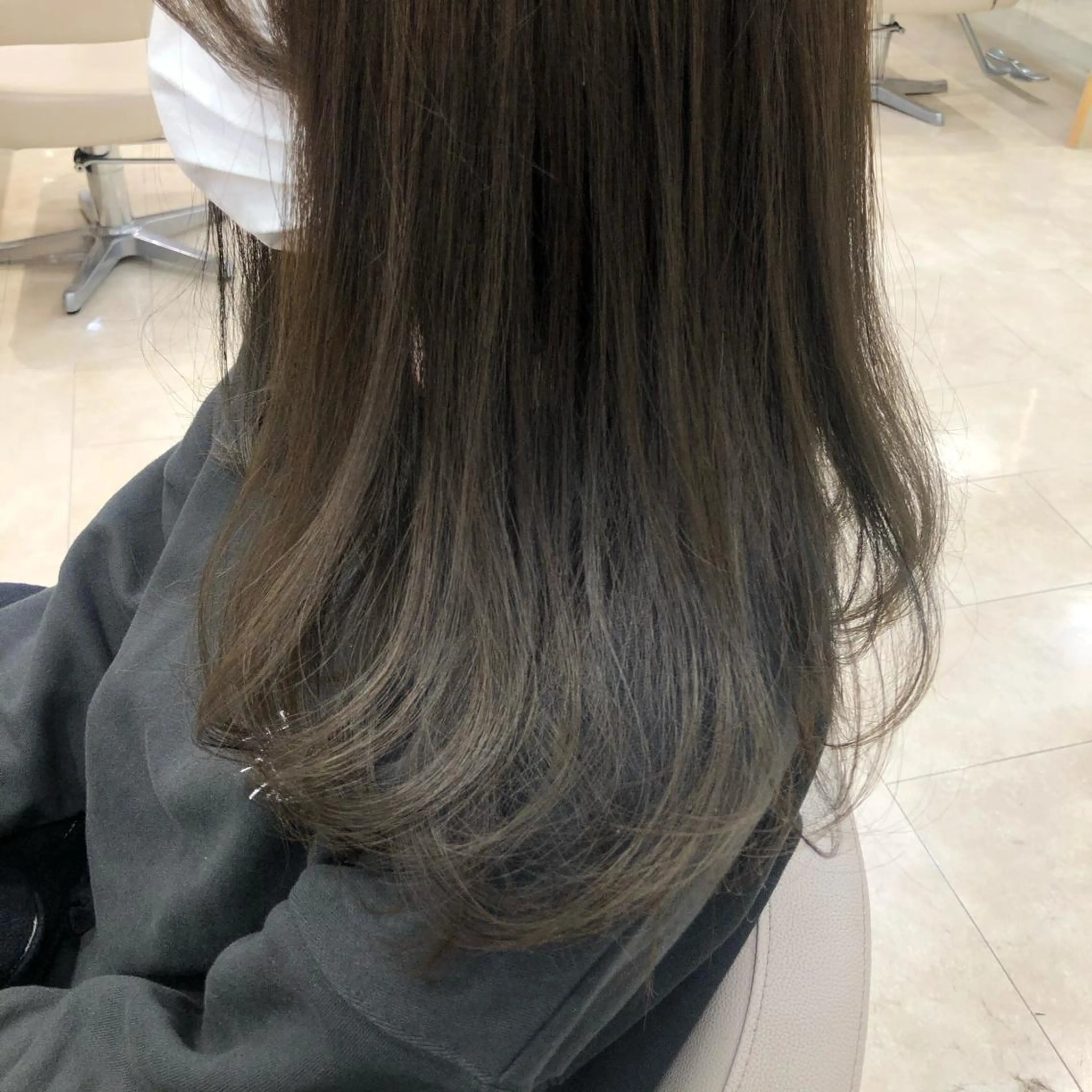 ロング カラー アッシュ アッシュグレー アッシュグレージュ グレージュ ヘアカラー トリートメント ヘッドスパ 似合わせ.ﾍｱｾｯﾄ 得意🌹井上美沙のヘアスタイル