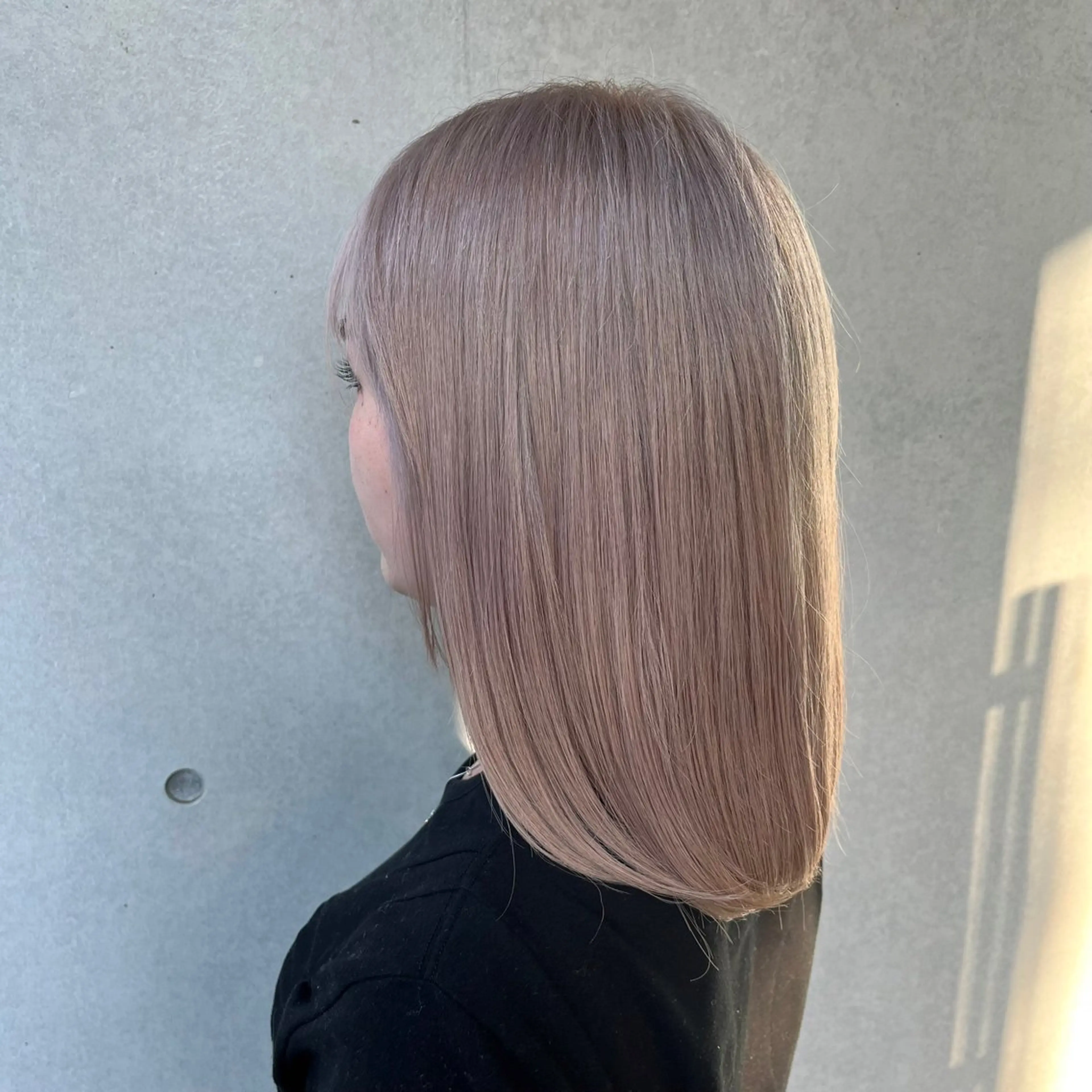 ミディアム カラー ベージュカラー ミルクティーベージュ ホワイトミルクティーベージュ カット ヘアカラー 茅ヶ崎/ハイトーン /レイヤーカットのヘアスタイル