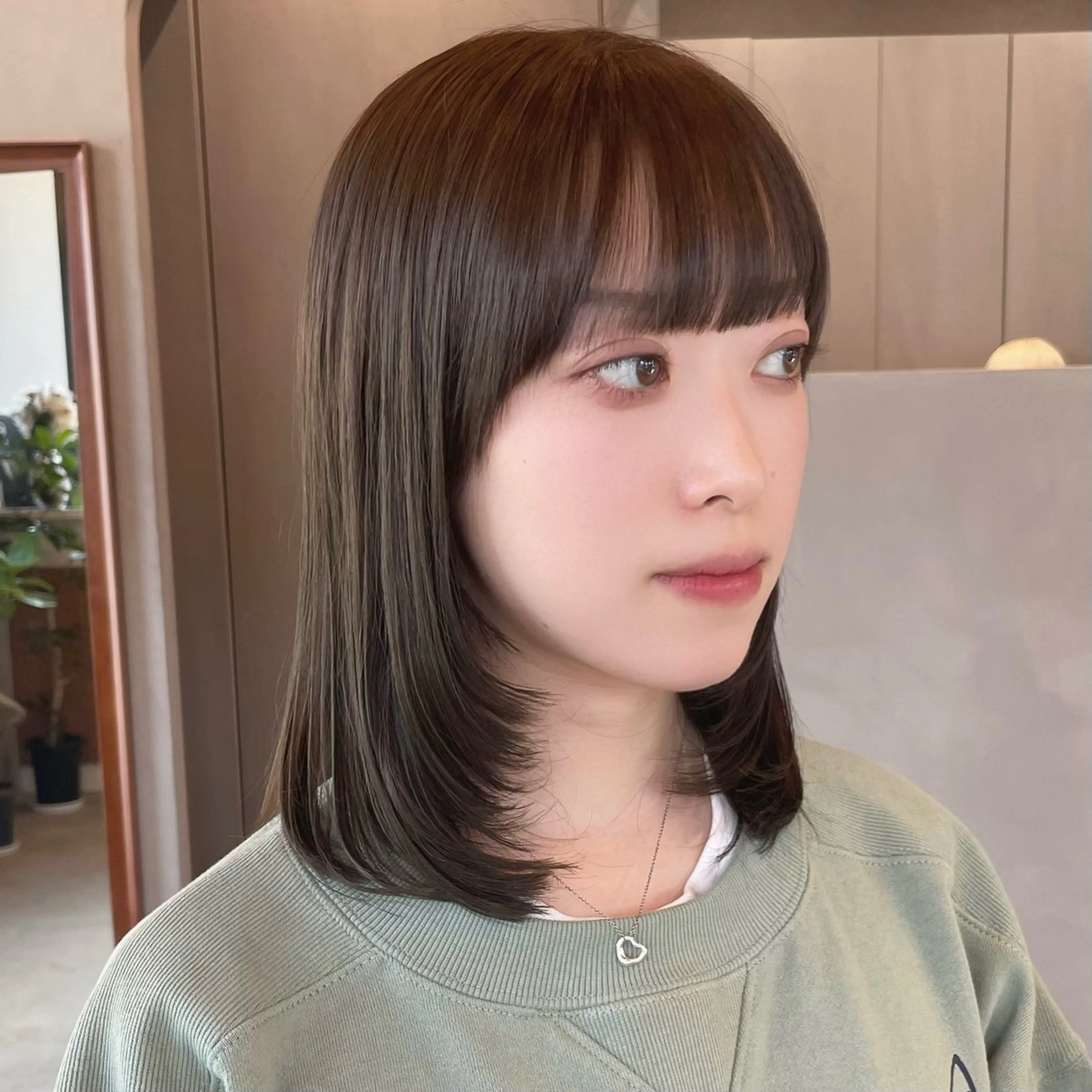 ミディアム カラー ミディアムレイヤー ベージュカラー 透明感カラー オリーブベージュ レイヤーカット カット ヘアカラー トリートメント レイヤー/韓国/縮毛 矯正♡natsukiのヘアスタイル