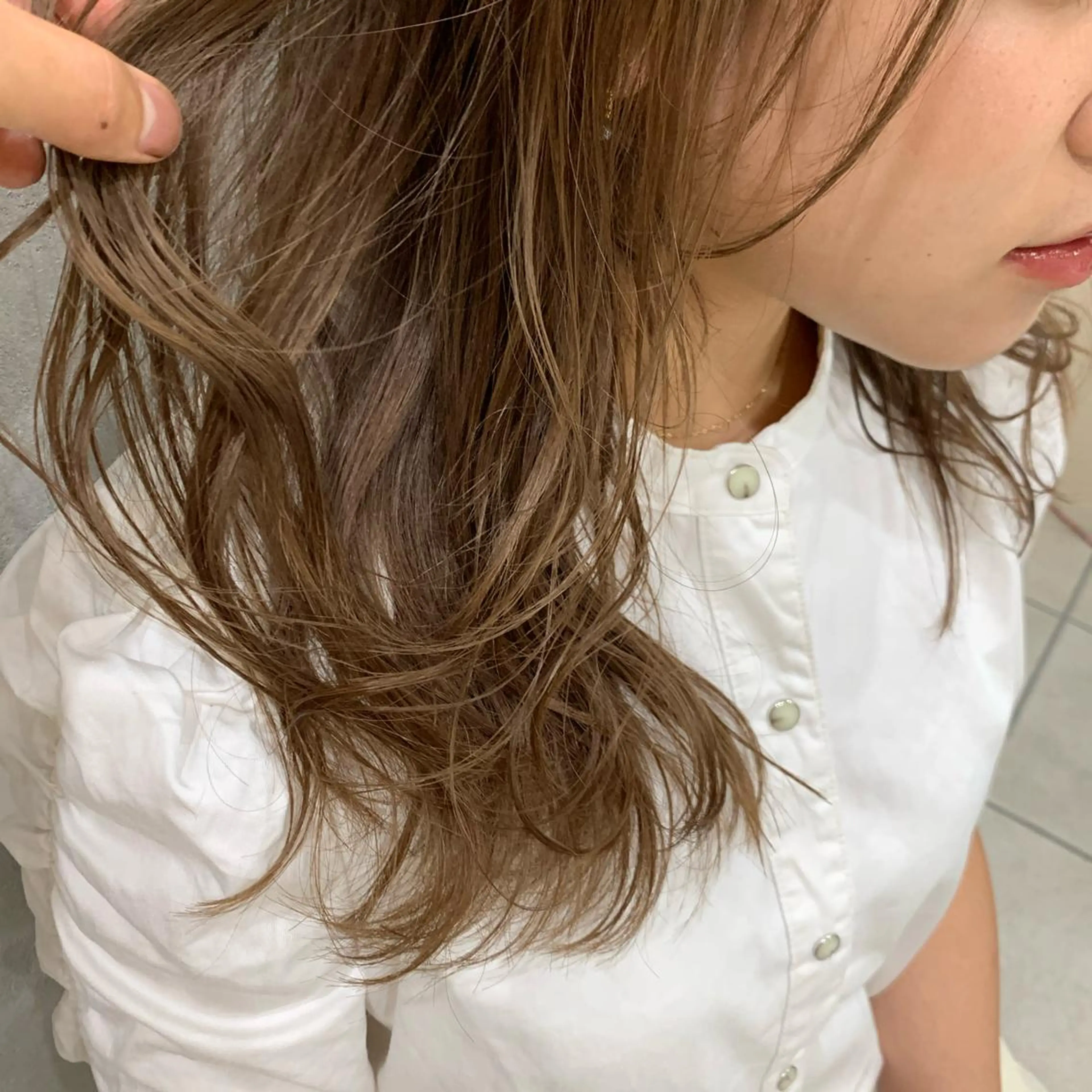 ロング cinq PROJECT所属・ミルクティーベージュ /三村克彦のヘアスタイル