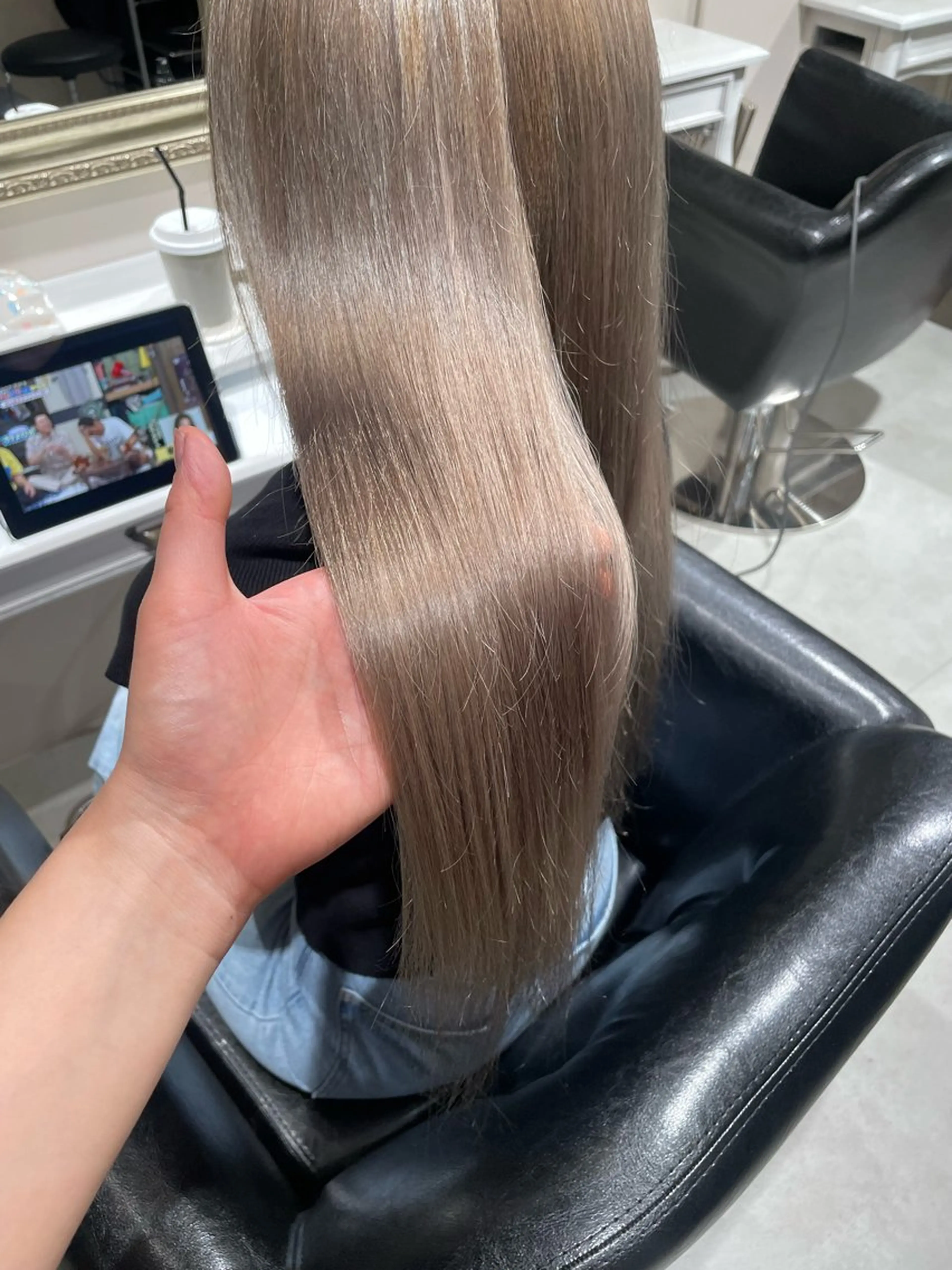 カラー ベージュカラー ブリーチ ミルクティーベージュ ヘアカラー トリートメント jiire所属・カットモデル無料 👒堀江・ヨンスクのヘアスタイル