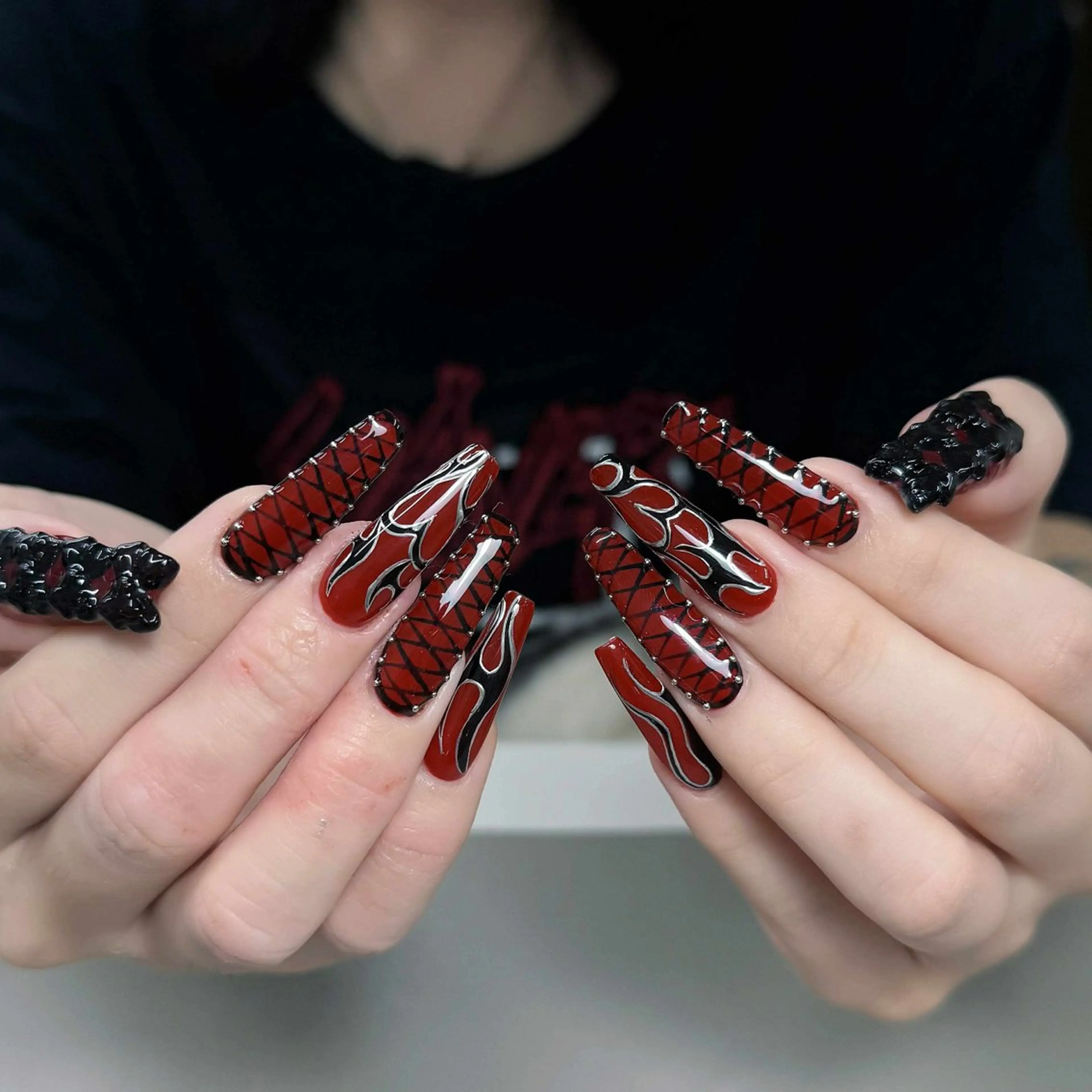 ネイル アートネイル ハロウィン キラキラネイル 赤色 スカルプネイル ハンドネイル ハンドケア Nova Nail Nambaのネイルデザイン