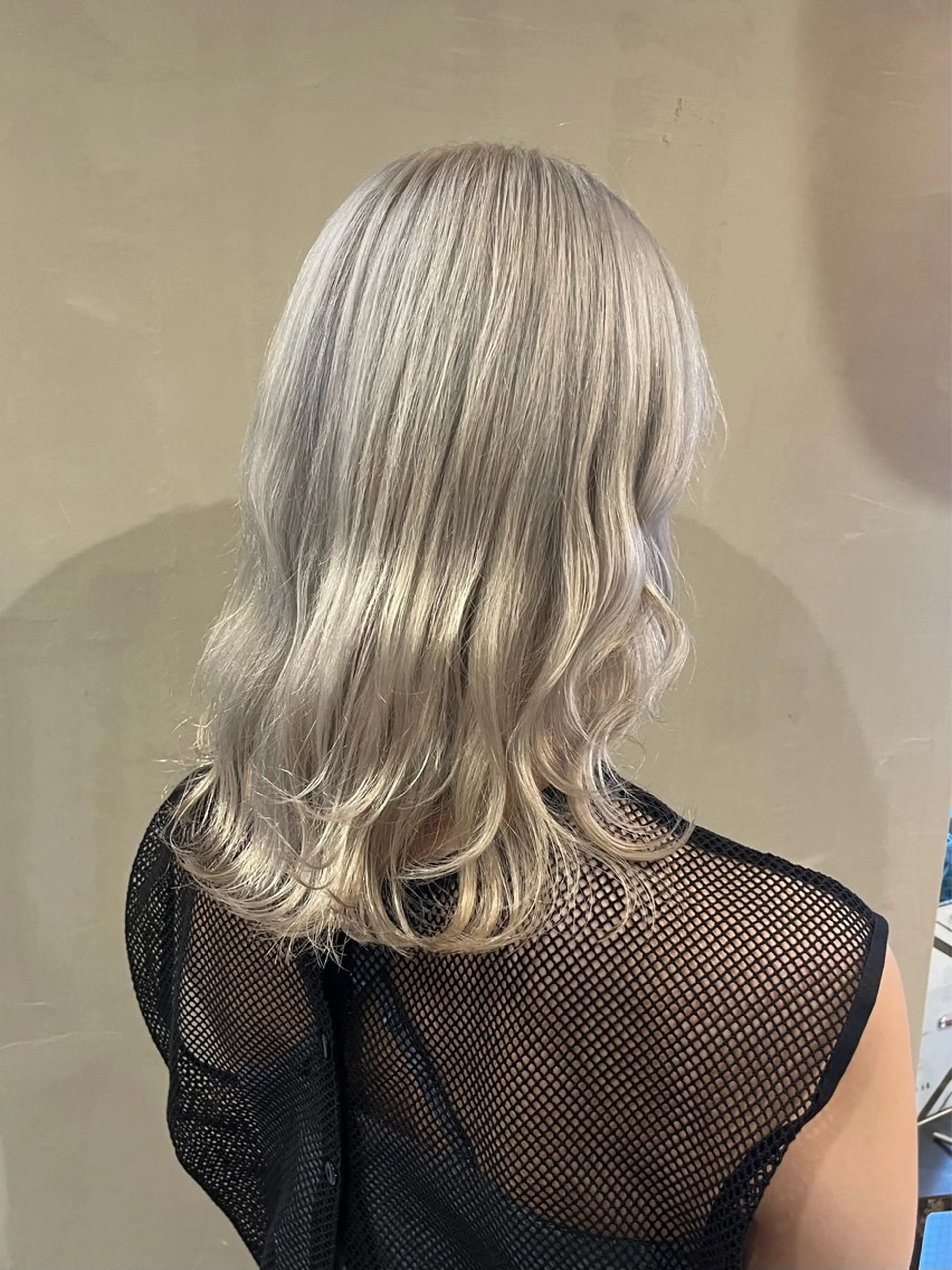 ミディアム カラー ヘアアレンジ ベージュカラー ホワイトベージュ ヘアカラー トリートメント みわ/博多 ブリーチ/カラーのヘアスタイル