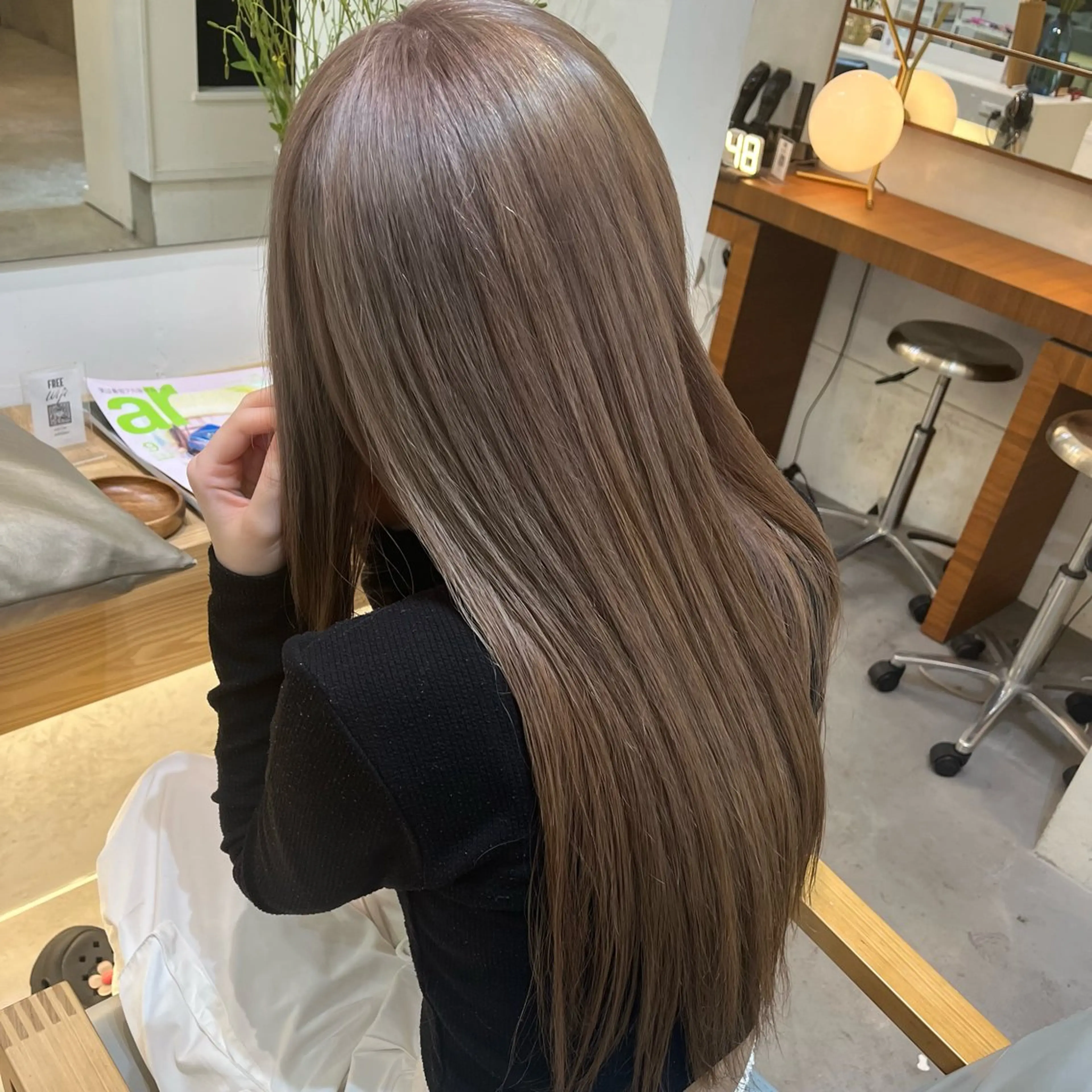 ロング カラー ベージュカラー ミルクティーベージュ GISELA サリナのヘアスタイル