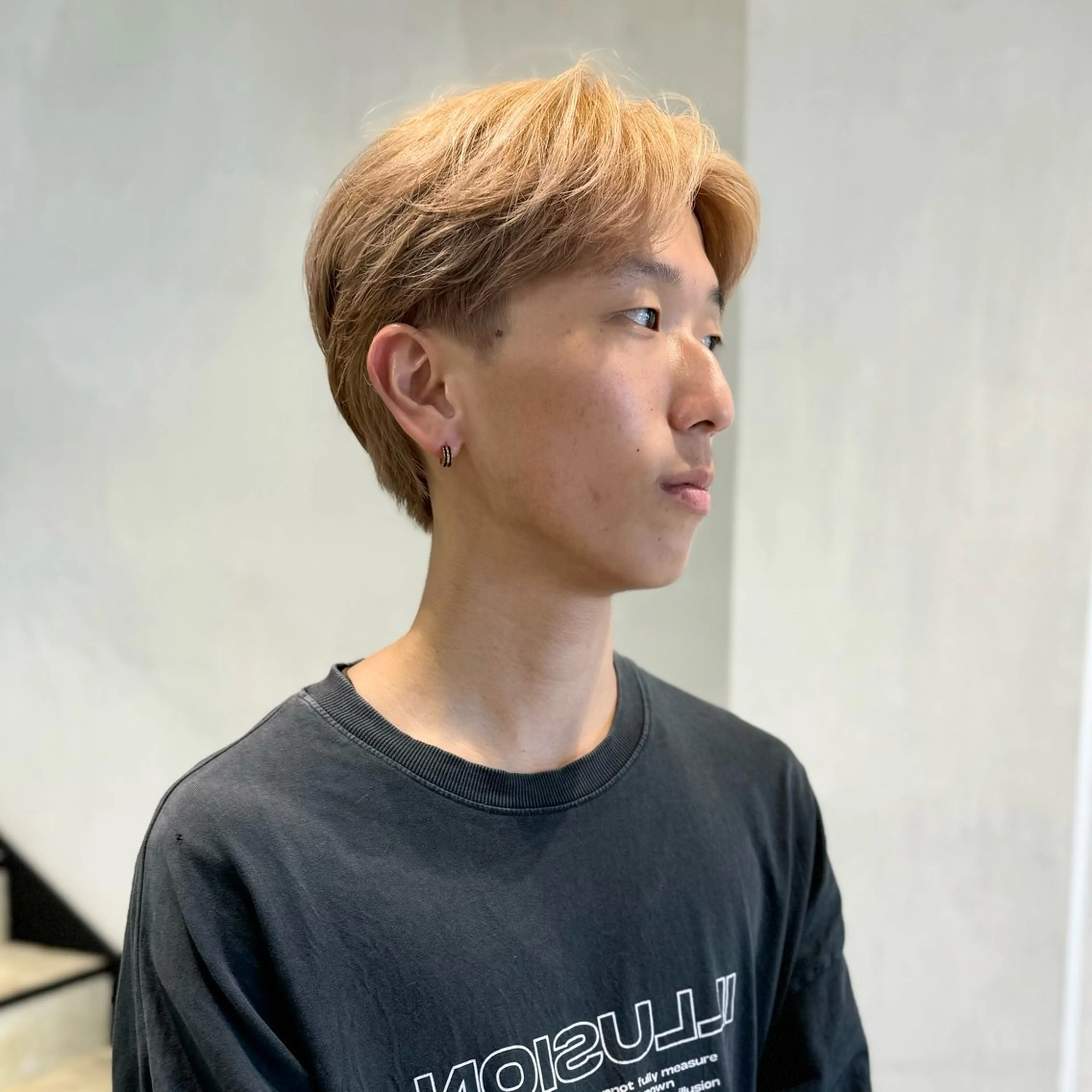 カラー メンズ メンズブリーチ センターパート メンズハイトーン ベージュカラー ブリーチ カット ヘアカラー 古川 晴輝のヘアスタイル
