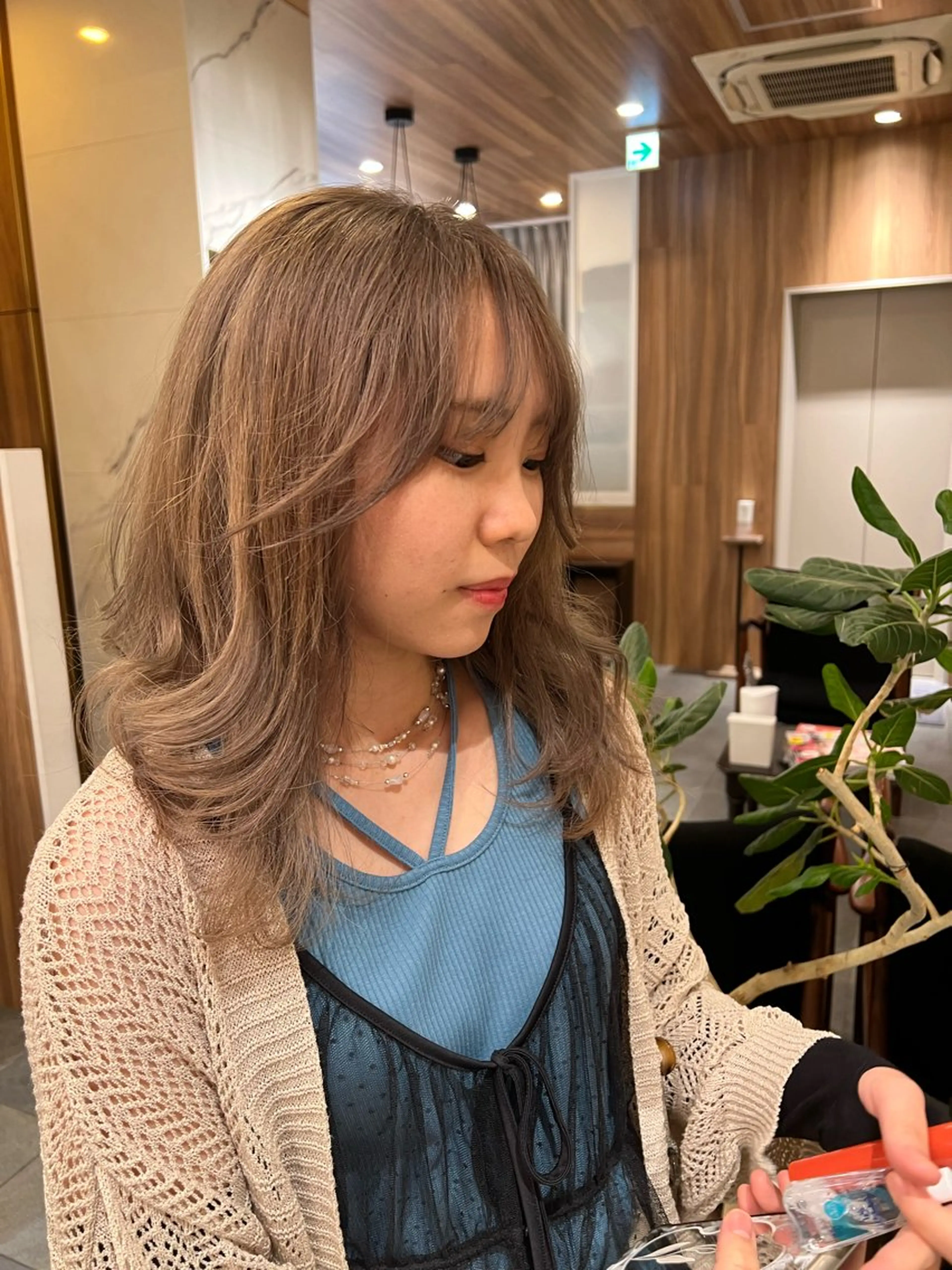 カラー グレージュ ミルクティーグレージュ ヘアカラー 岸田 佳祐のヘアスタイル