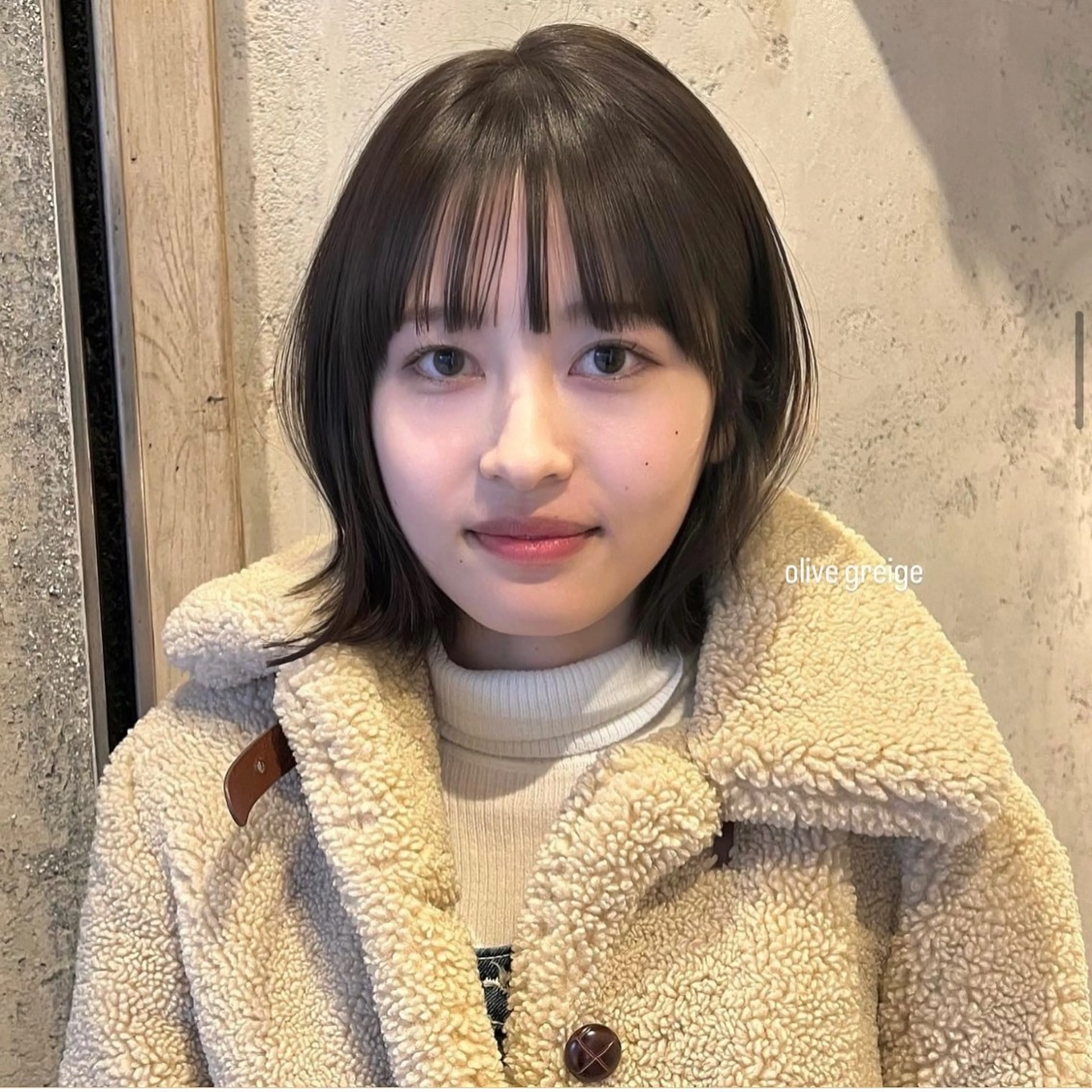 ミディアム カラー パーマ ヘアアレンジ 顔周りカット 似合わせカット 外ハネヘア ストレートパーマ 前川 朋香のヘアスタイル
