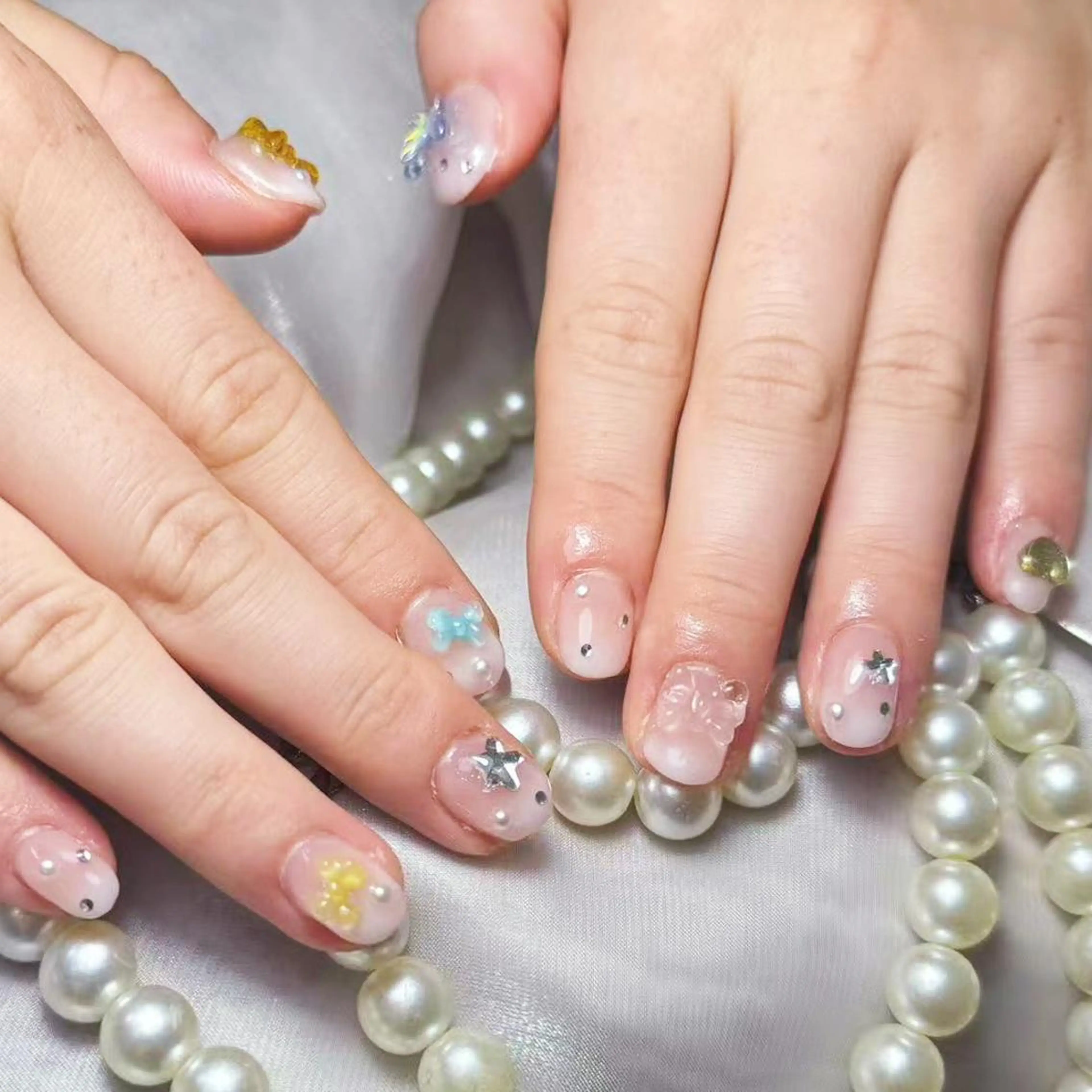 ネイル アートネイル オーロラネイル ガーリー キラキラネイル 韓国ネイル ハンドネイル YOYO 💅のネイルデザイン