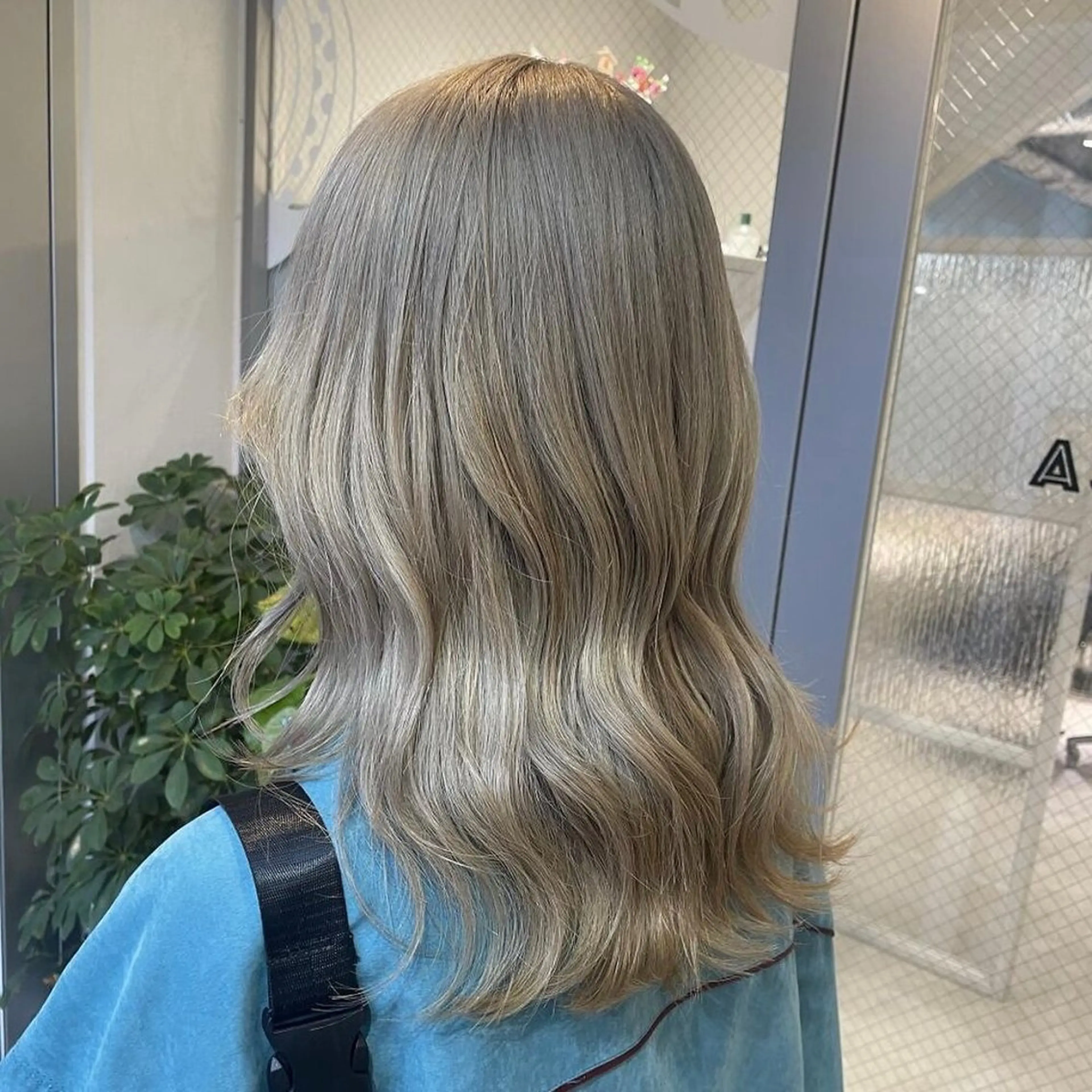 セミロング カラー ベージュカラー ブリーチ ハイトーンカラー ミルクティーベージュ 💖ブリーチ/暖色 𝐘𝐮𝐢💖のヘアスタイル