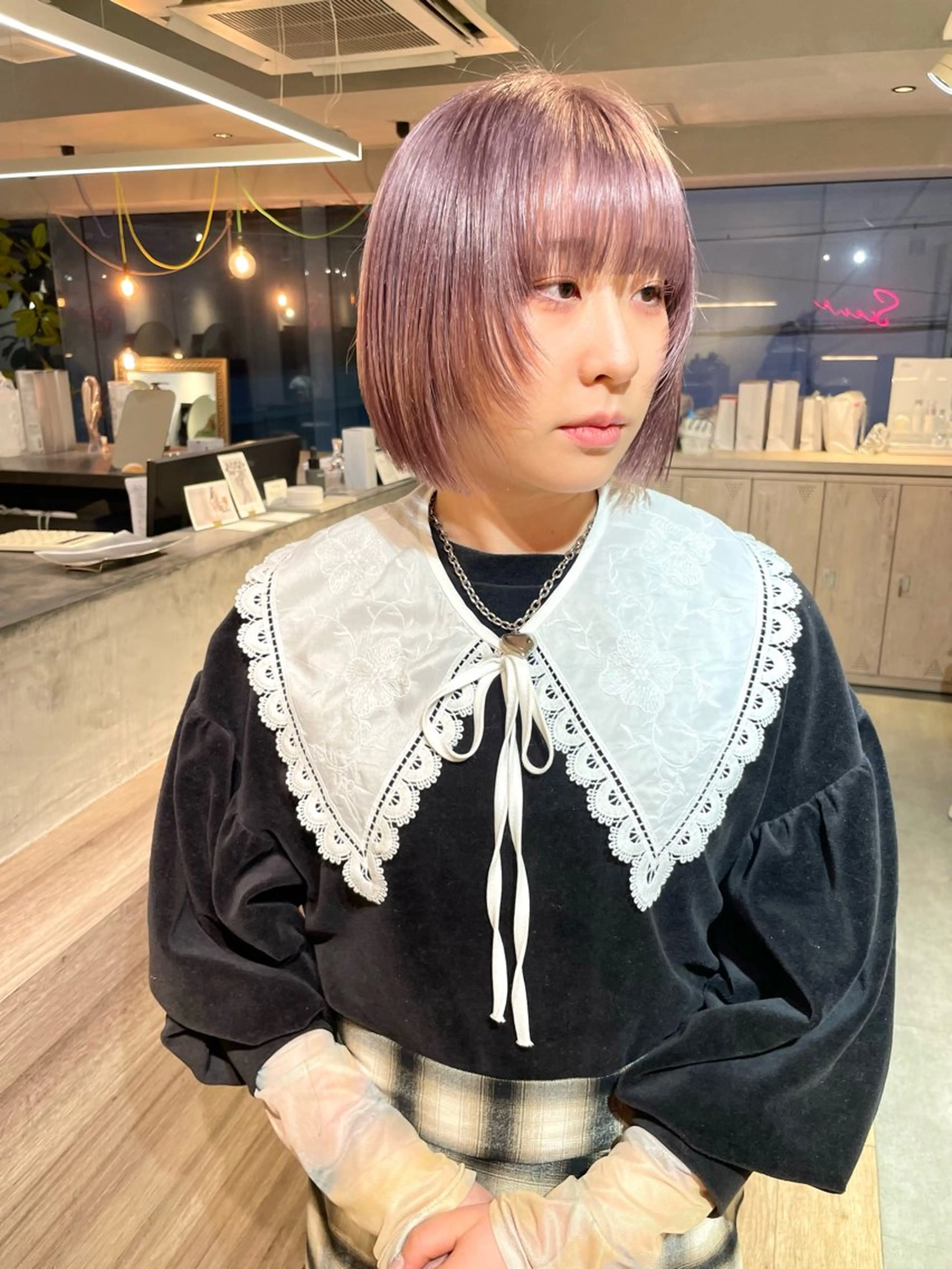 ショート カラー ブリーチ ぱつっとボブ 古家 佑真のヘアスタイル