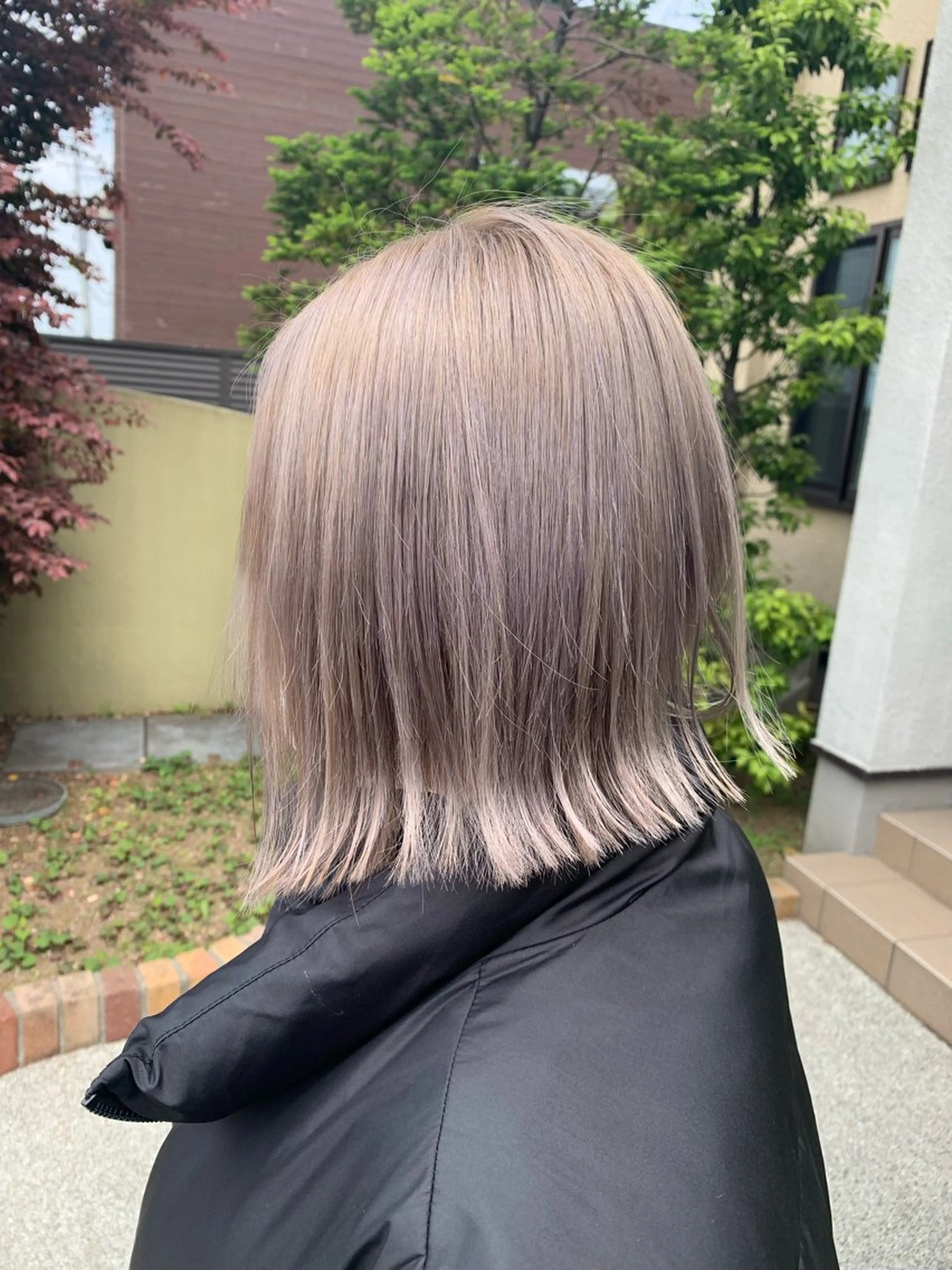 ミディアム ボブ 外ハネヘア カット ヘアカラー 幡野 葵のヘアスタイル