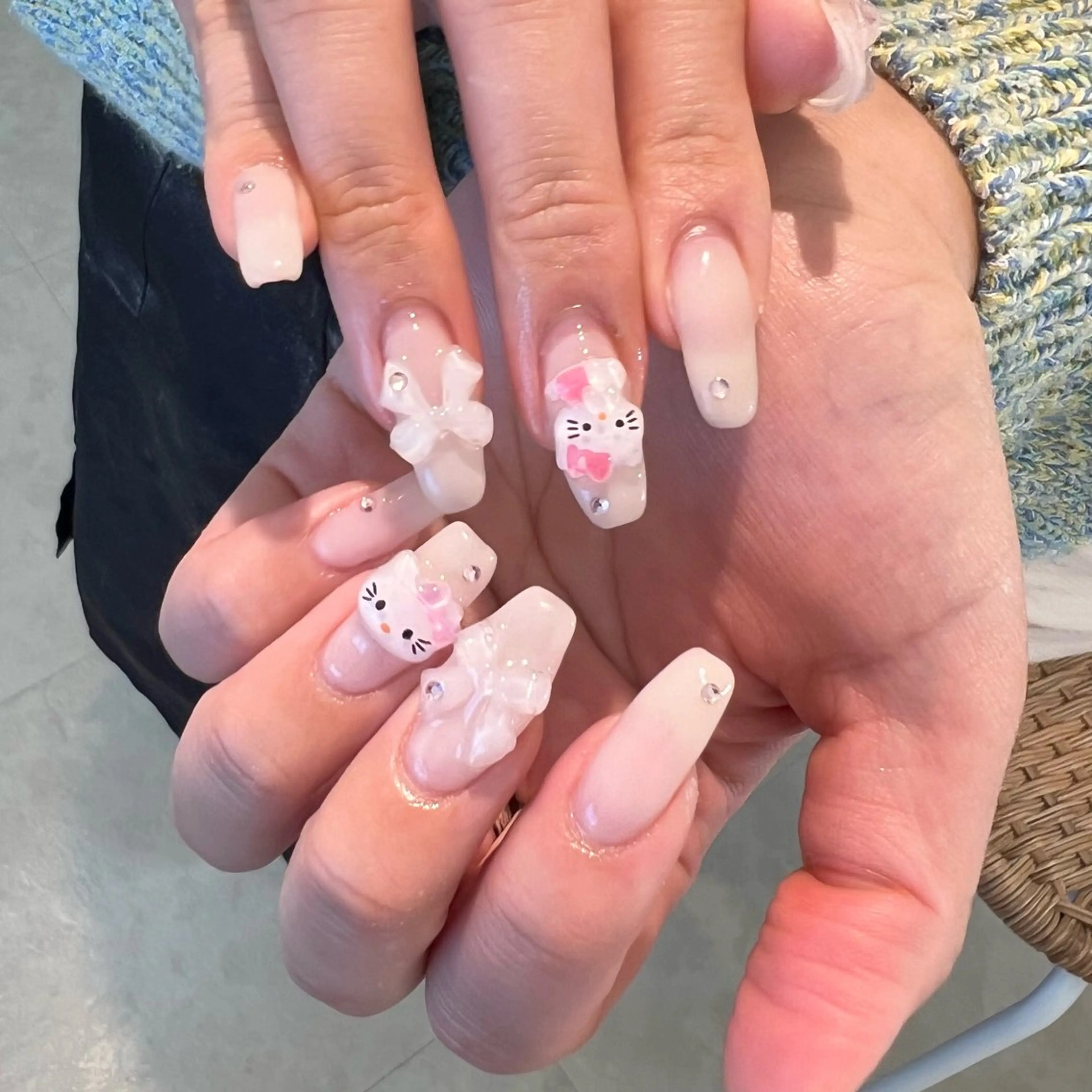 ネイル リボン ホワイト sio.nail&eyebrow salon shimokitazawa2号店所属・nailist mana𖤐´-のネイルデザイン