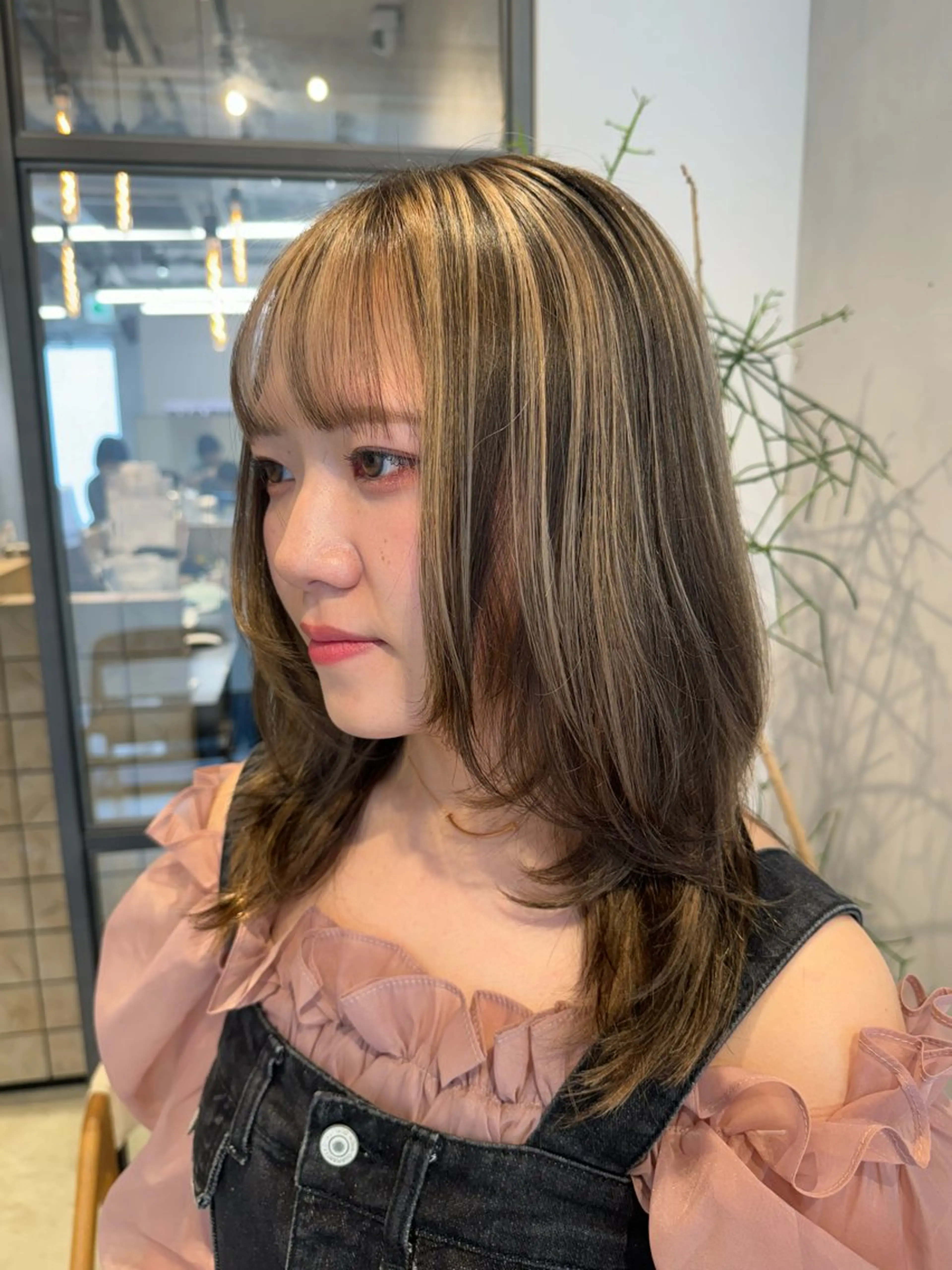 セミロング カラー ベージュカラー ブリーチ ハイライトカラー ハイライト カット ヘアカラー トリートメント 透明感カラー✨艶髪 制作🌱山根あゆみのヘアスタイル