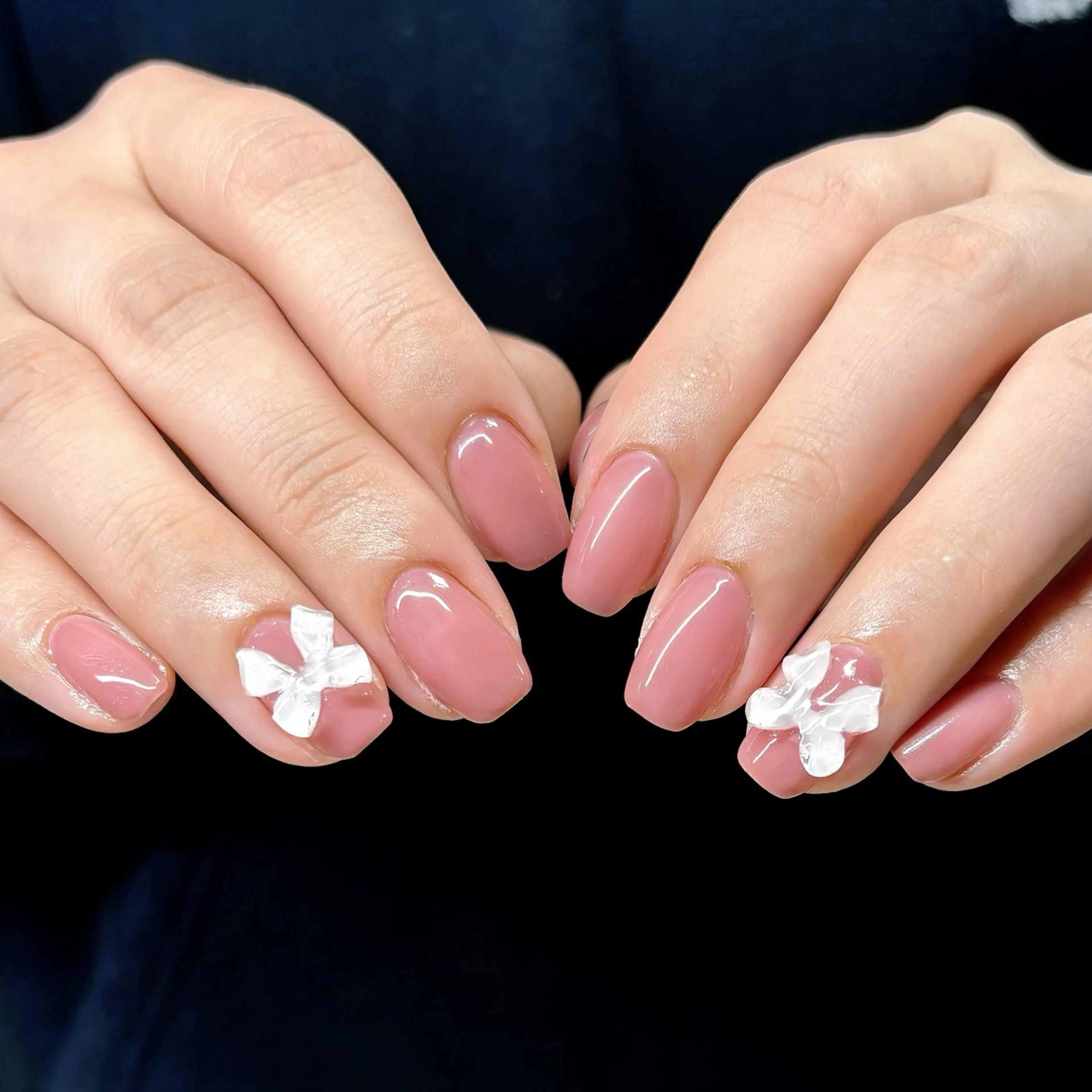 ネイル ガーリー オフィスネイル ワンカラーネイル ピンク リボン ハンドネイル ハンドケア 🎀NAIL🎀 AI🪄︎︎◝✩のネイルデザイン