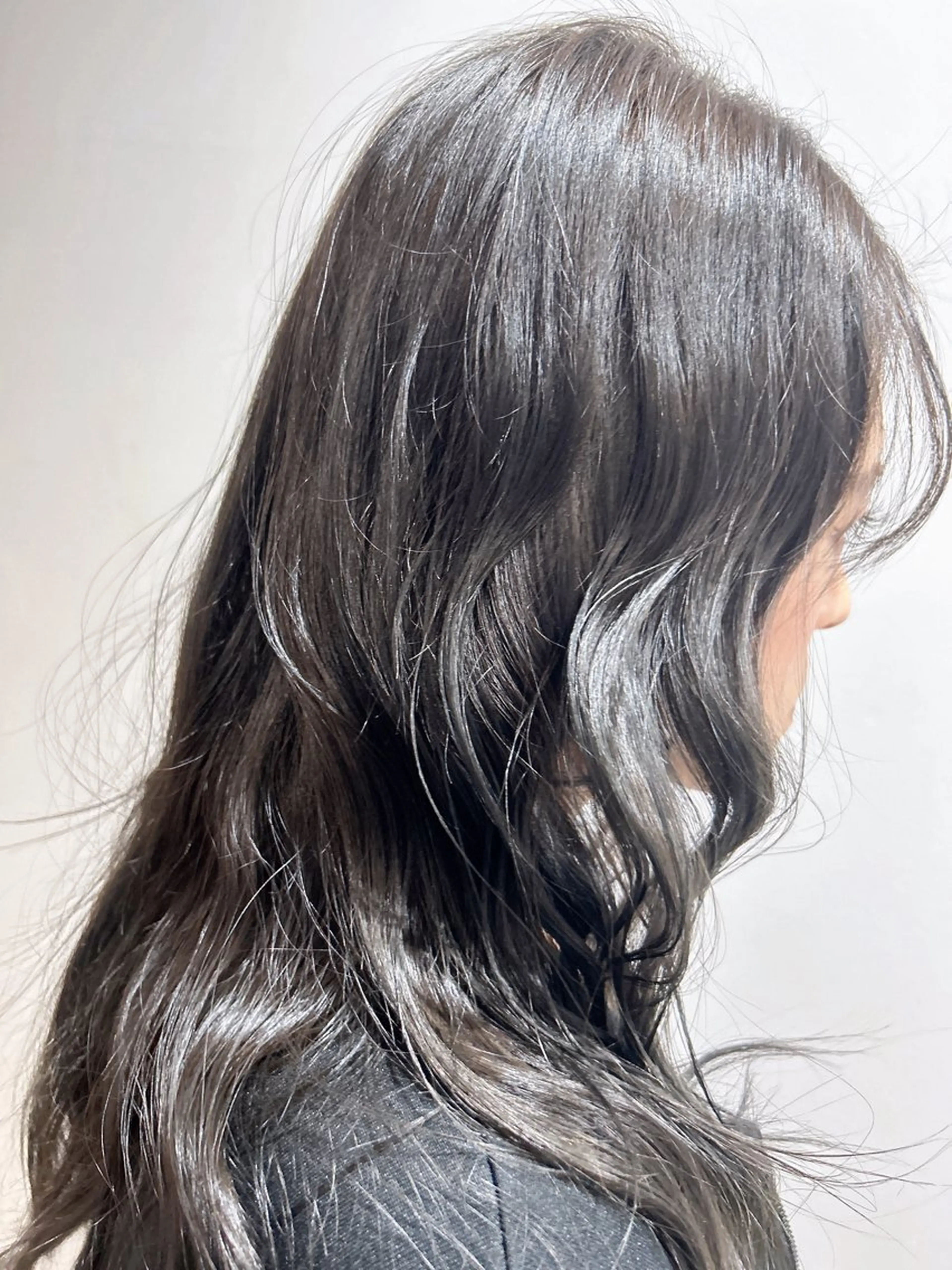 カラー ヘアアレンジ シルバー GLanz SHUのヘアスタイル
