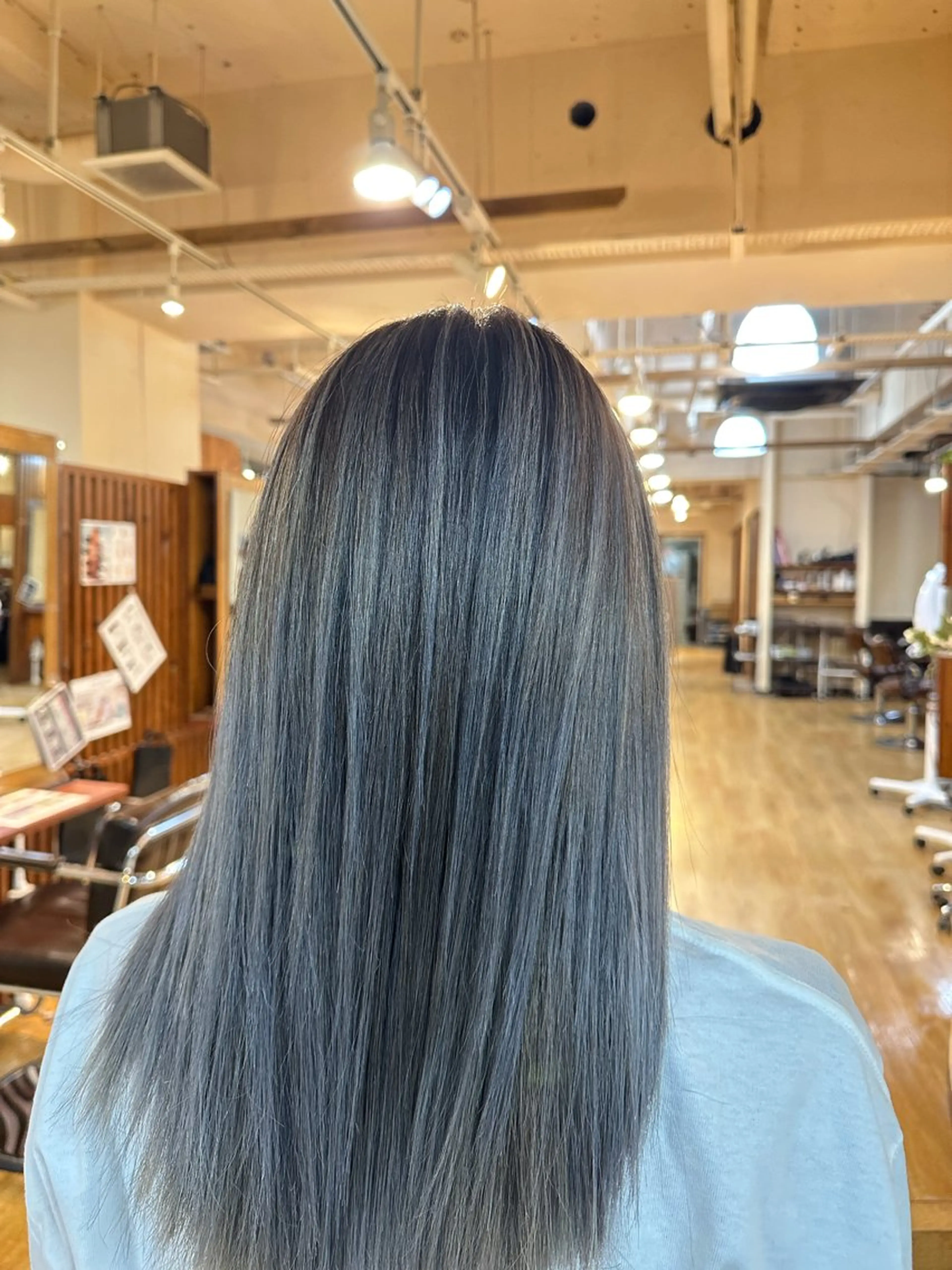 セミロング カラー バレイヤージュ シルバー レイヤーカット カット ヘアカラー 海外ガール ハイトーン　竹井俊介のヘアスタイル