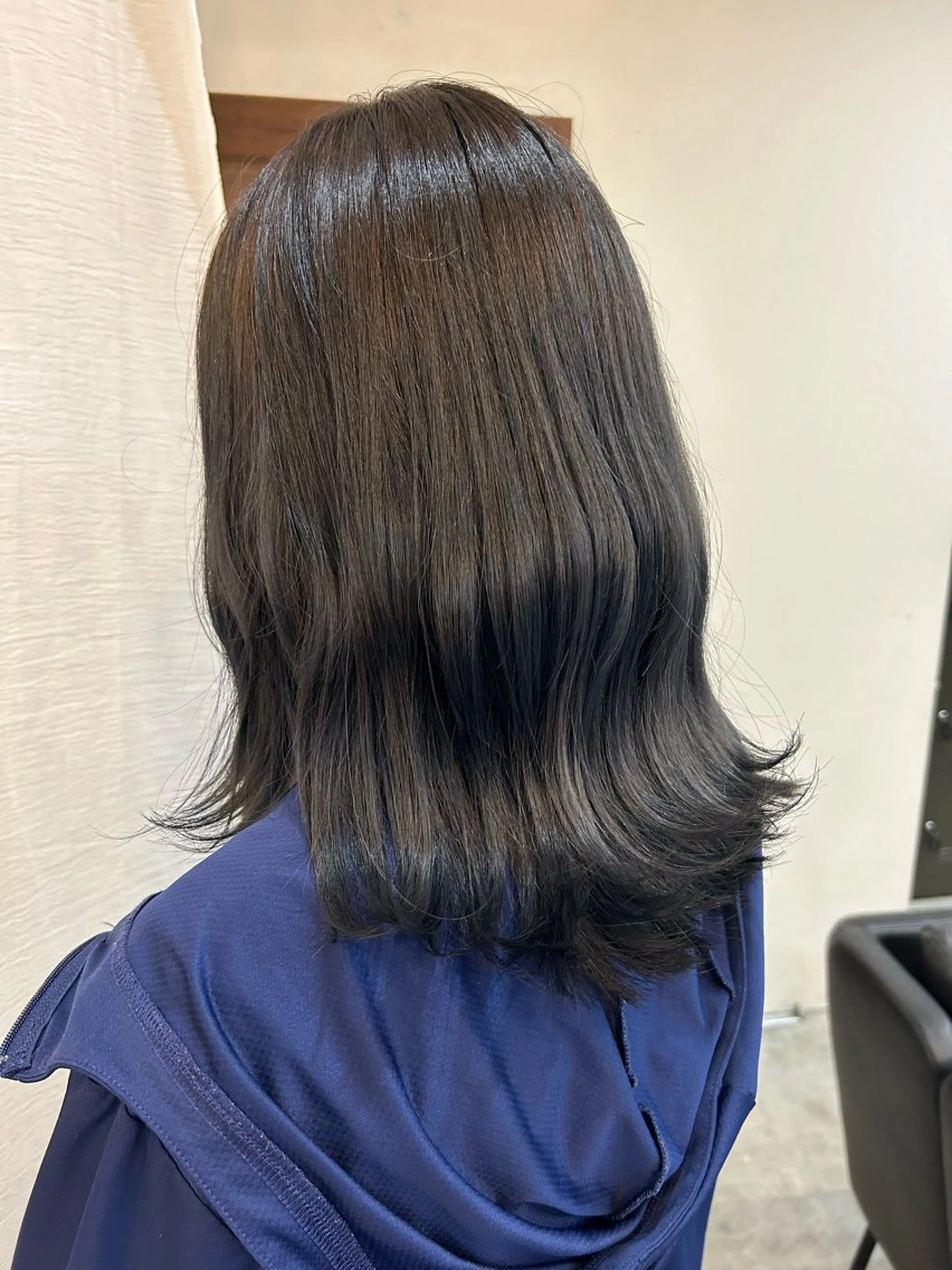 ミディアム カラー ブリーチ ブルーカラー グラデーションカラー suite りりのヘアスタイル