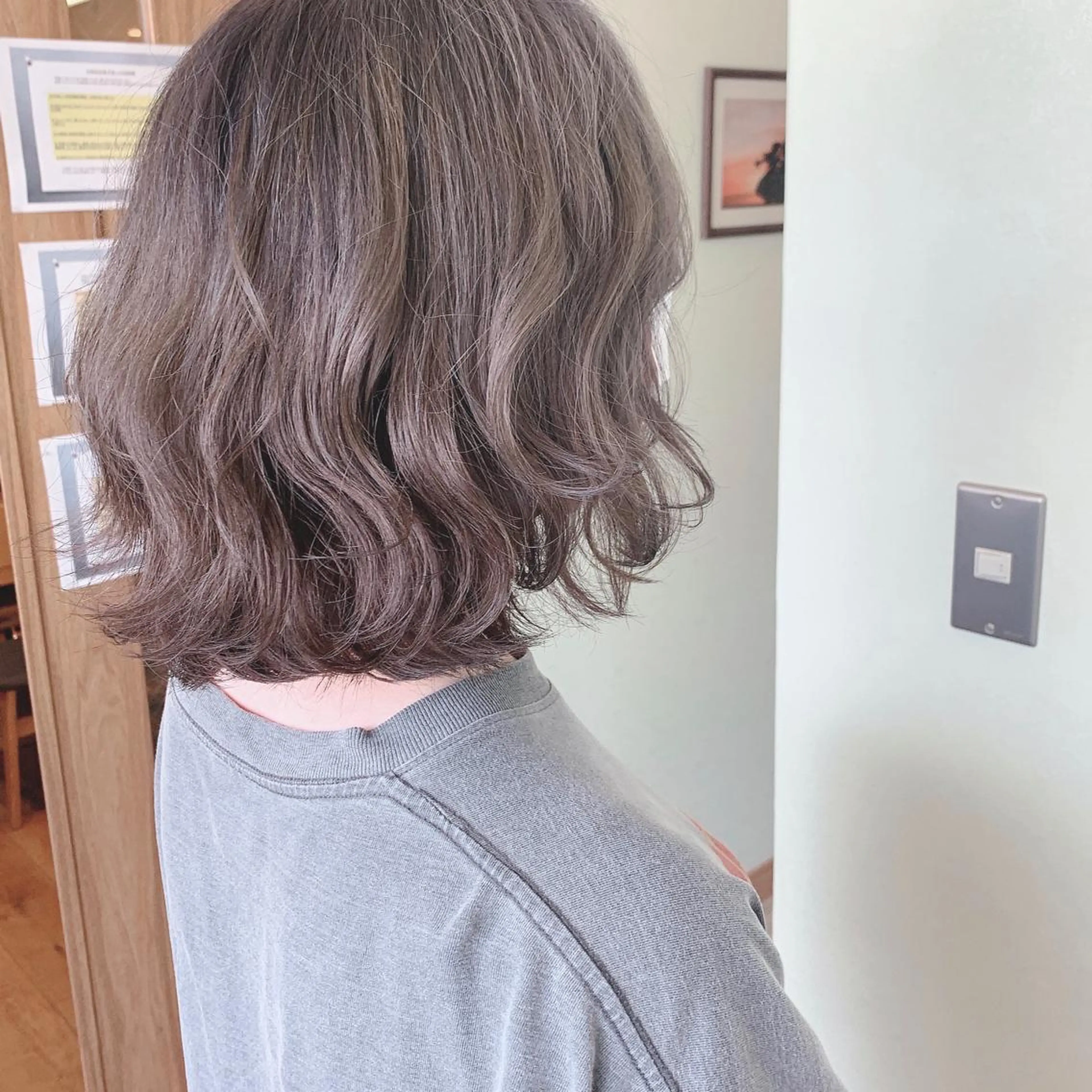 ショート カラー アッシュ アッシュグレー ブリーチ ハイトーンカラー NUMBER_ ユイナのヘアスタイル