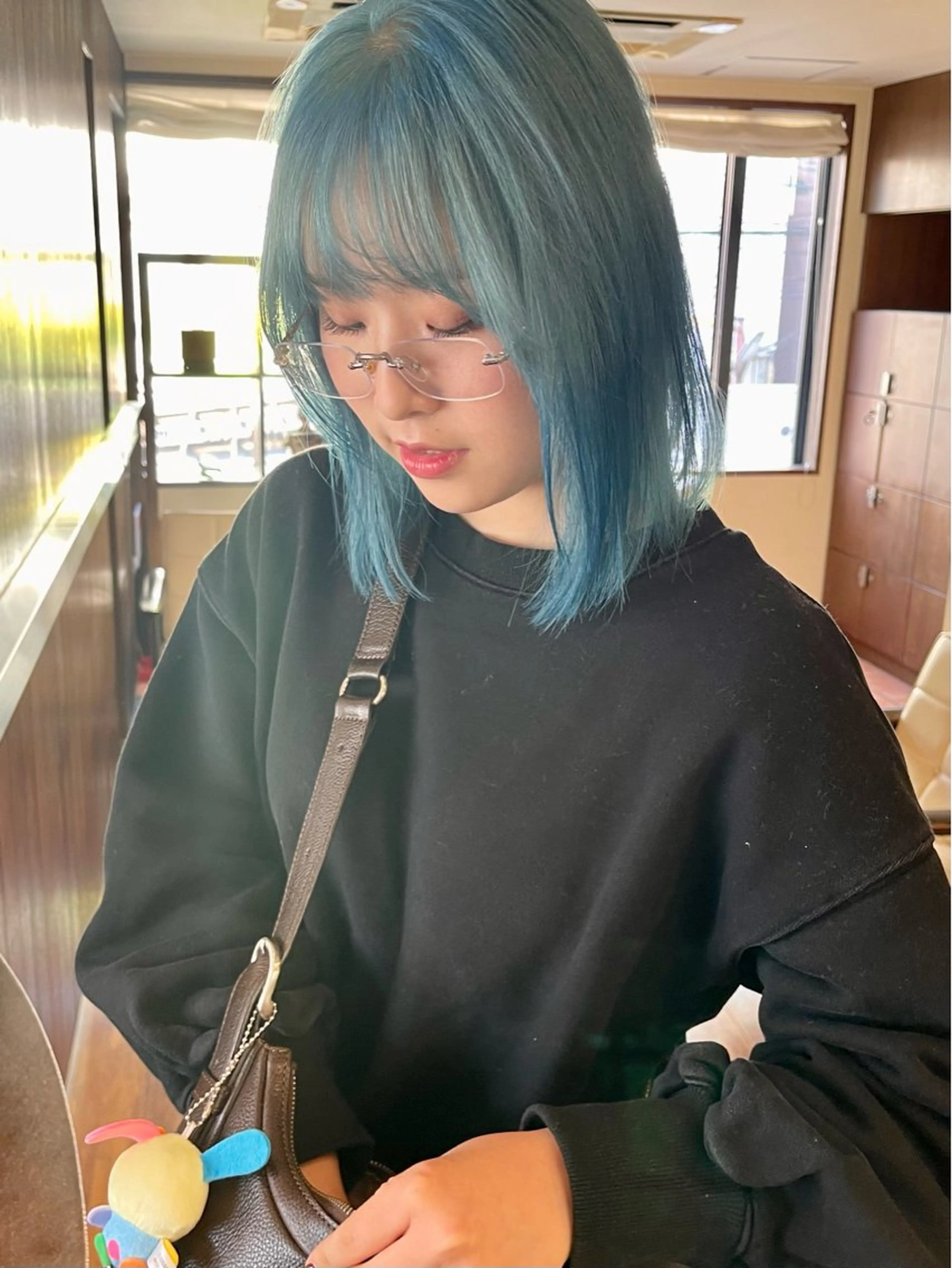 ショート カラー ブルーカラー カット ヘアカラー トリートメント 髪質改善ｶﾗｰ ｹｱﾌﾞﾘｰﾁ/ﾀﾑのヘアスタイル