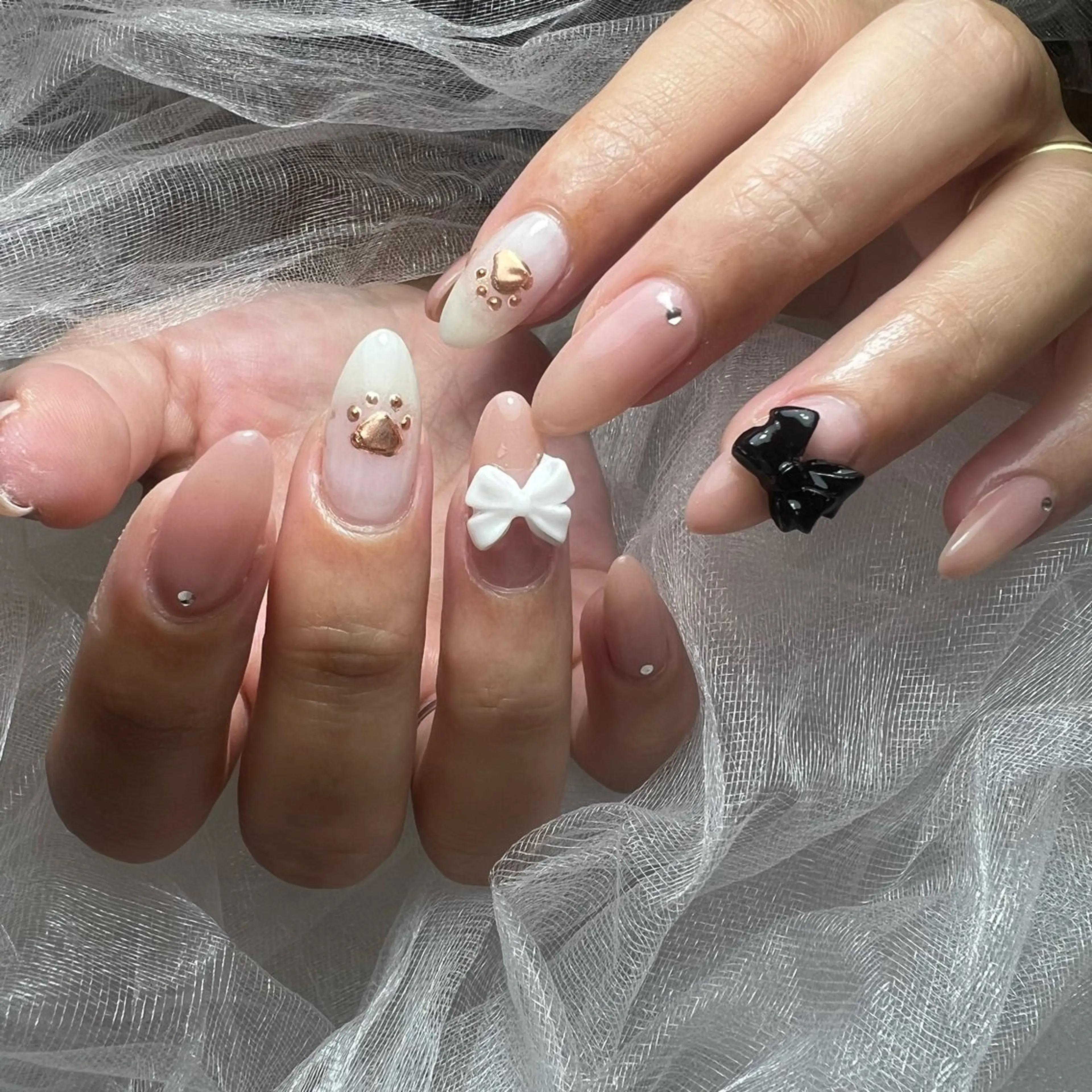 ネイル ミラーネイル リボン ハンドネイル Lili nail所属・Lilibeauty salonのネイルデザイン